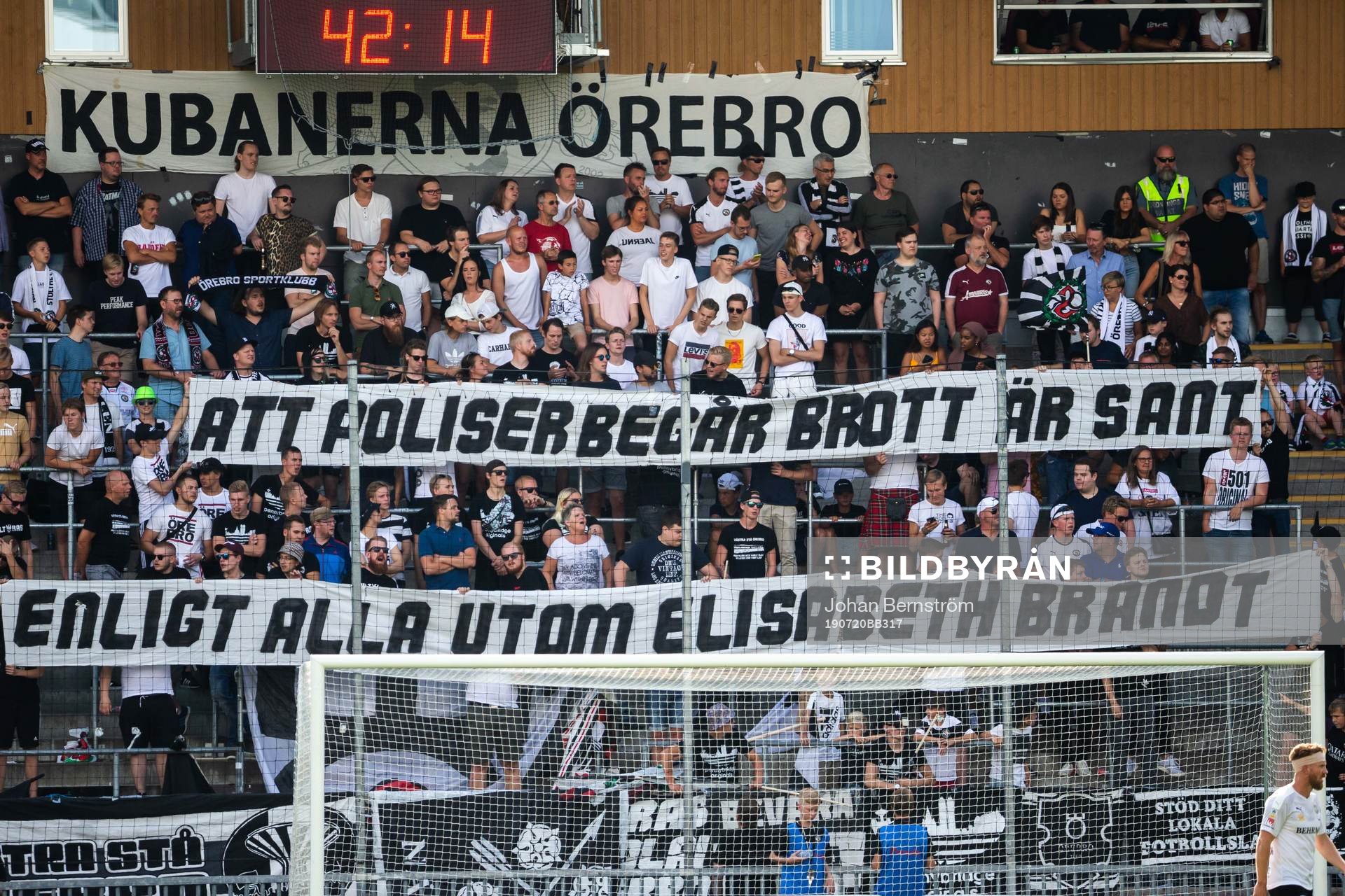 Örebros supportrar med banderoller
