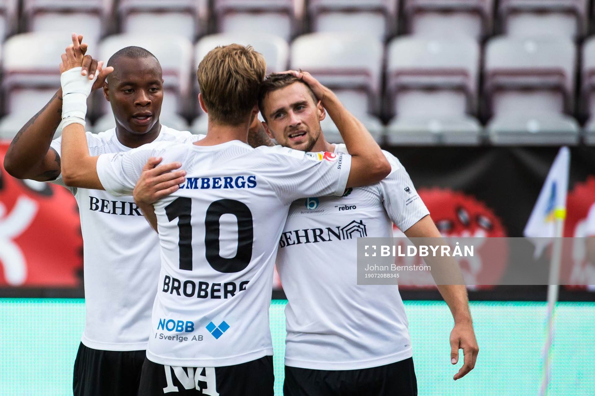 Örebros Filip Rogic jublar med Carlos Strandberg och Martin Broberg efter 4-0 under fotbollsmatchen i Allsvenskan mellan Örebro och Falkenberg den 20 juli 2019 i Örebro.