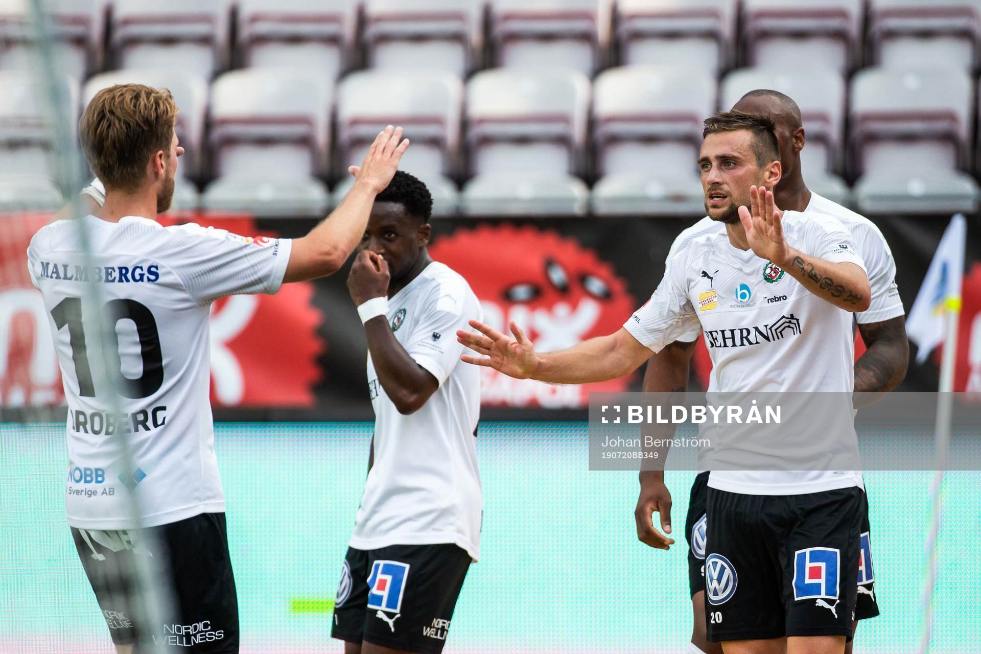 Örebros Filip Rogic jublar med Carlos Strandberg och