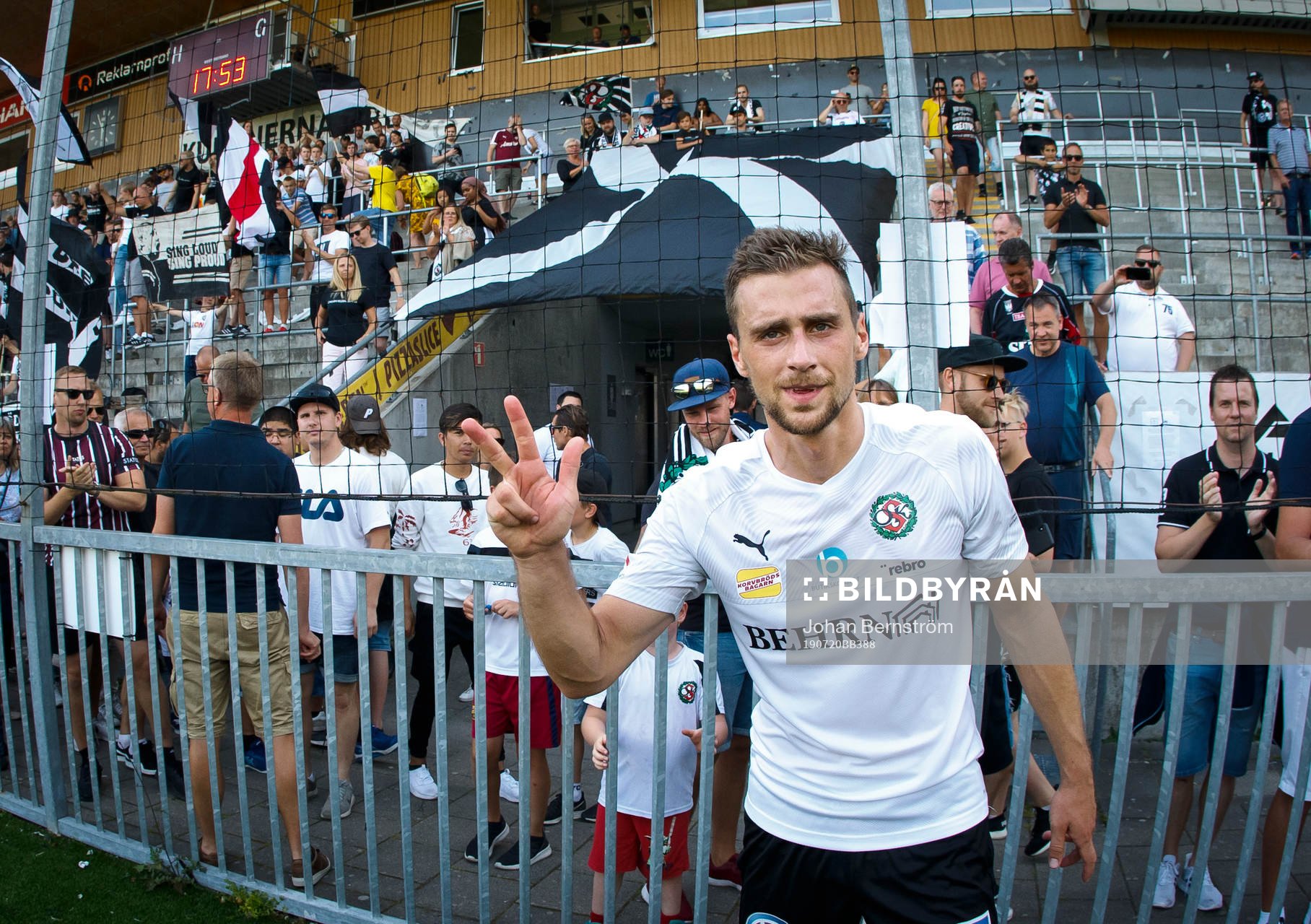 Örebros Filip Rogic gör tecken med 3 fingrar för tremål
