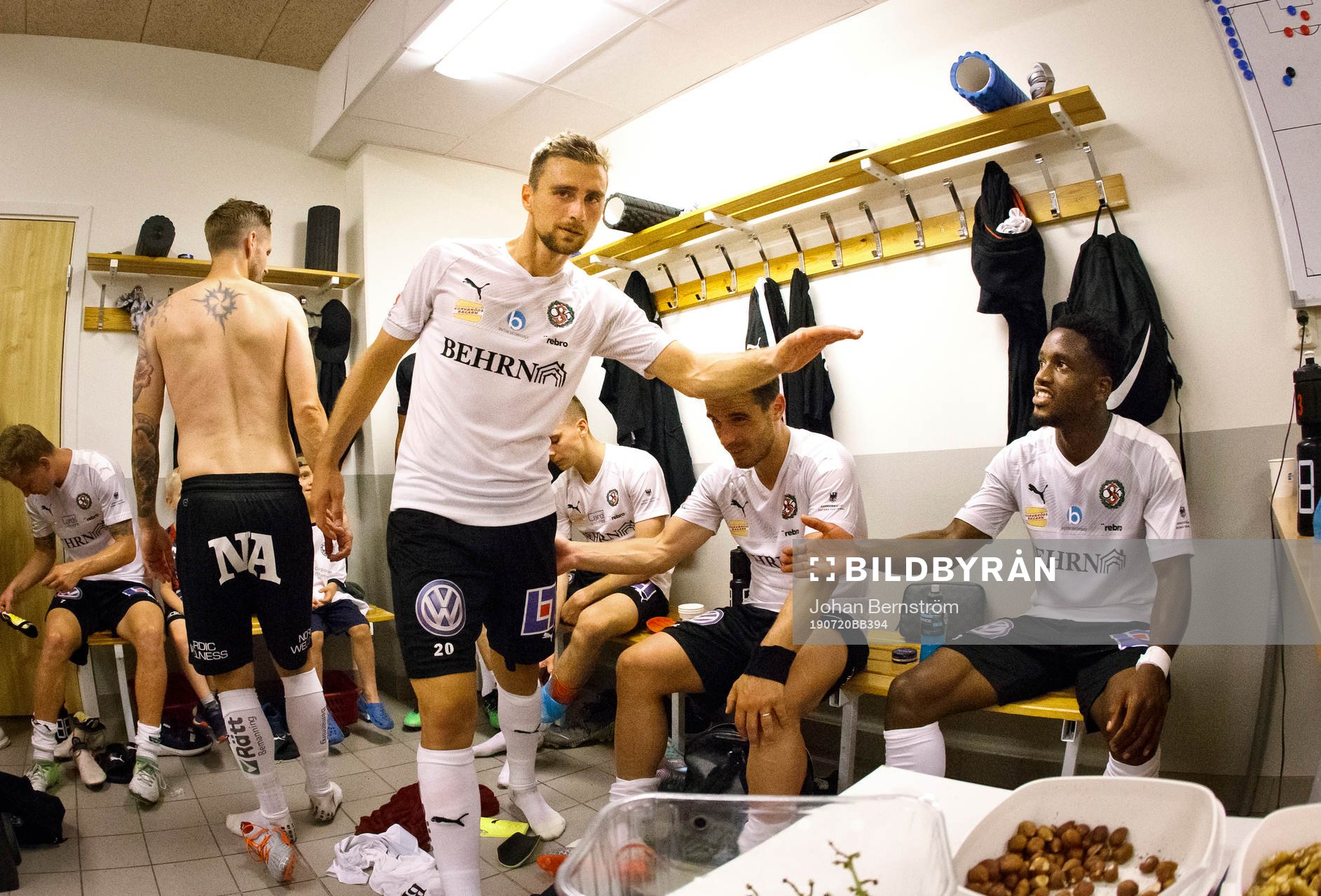 Örebros Filip Rogic jublar i omklädningsrummet med Kevin