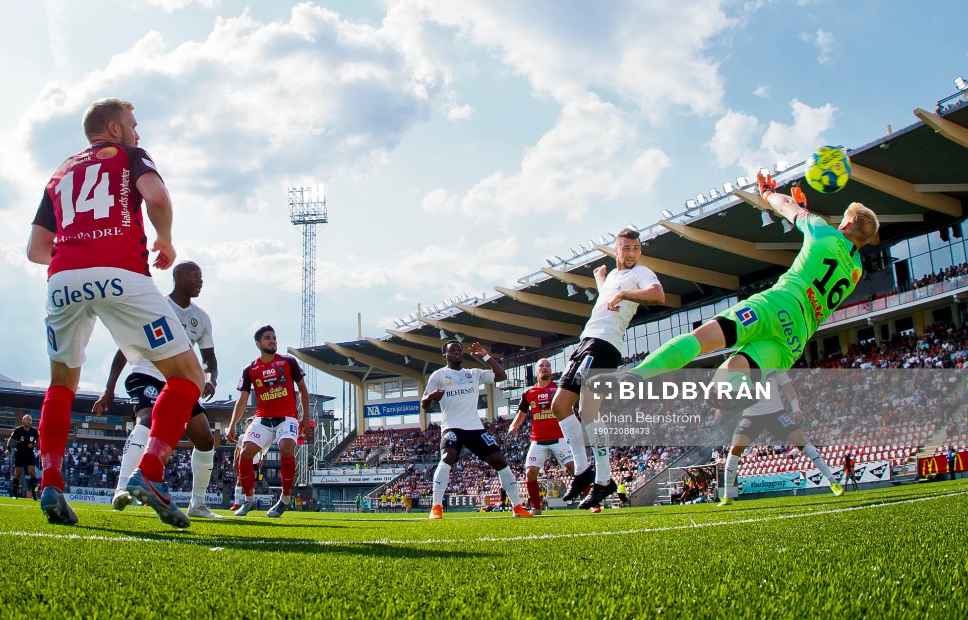 Örebros Filip Rogic gör 3-0 på Falkenbergs Hampus Nilsson