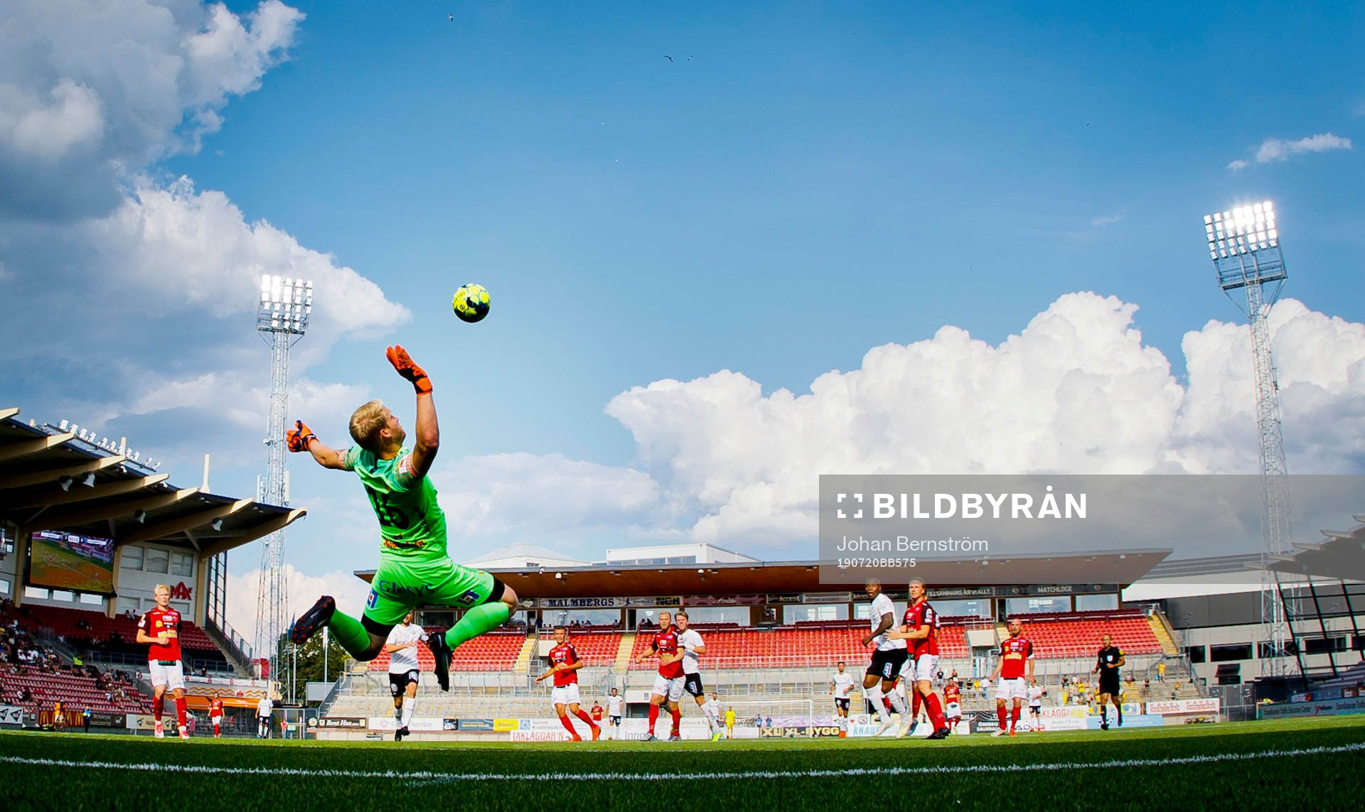 Örebros Filip Rogic gör 4-0 på Falkenbergs Hampus Nilsson