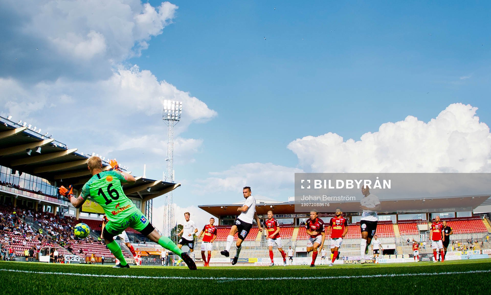 Örebros Filip Rogic gör 4-0 på Falkenbergs Hampus Nilsson