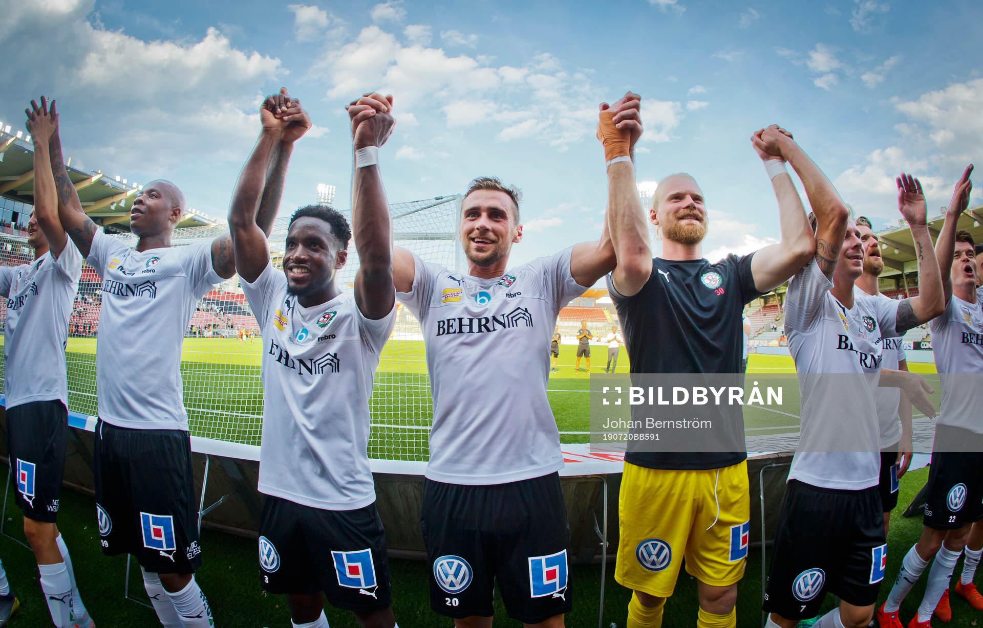 Örebros Filip Rogic jublar framför fansen