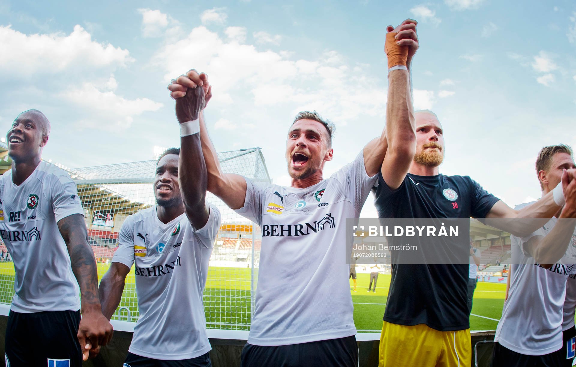 Örebros Filip Rogic jublar framför fansen