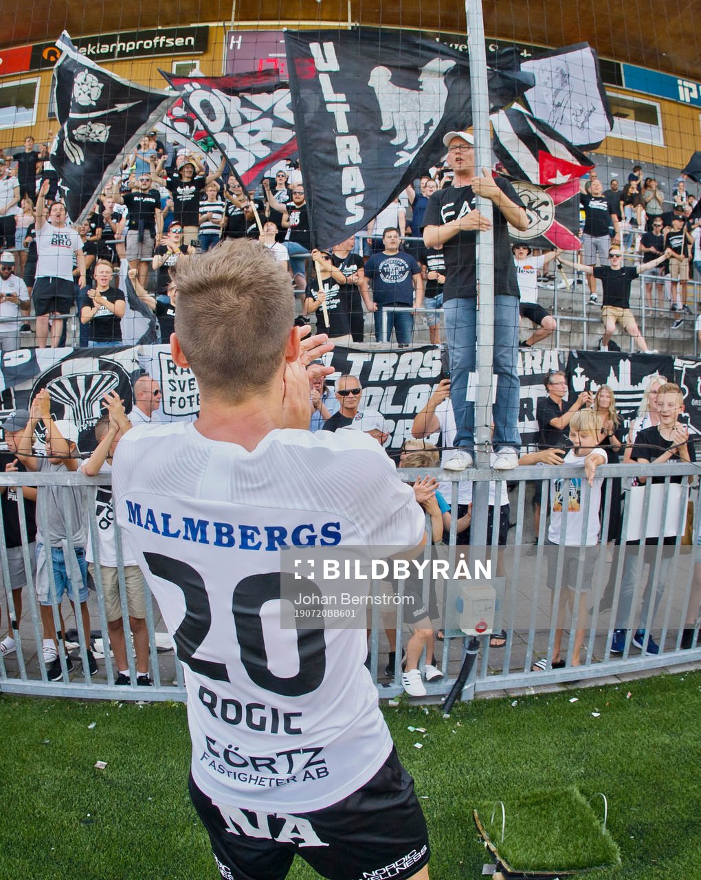 Örebros Filip Rogic jublar framför fansen efter fotbollsmatchen i Allsvenskan mellan Örebro och Falkenberg den 20 juli 2019 i Örebro.