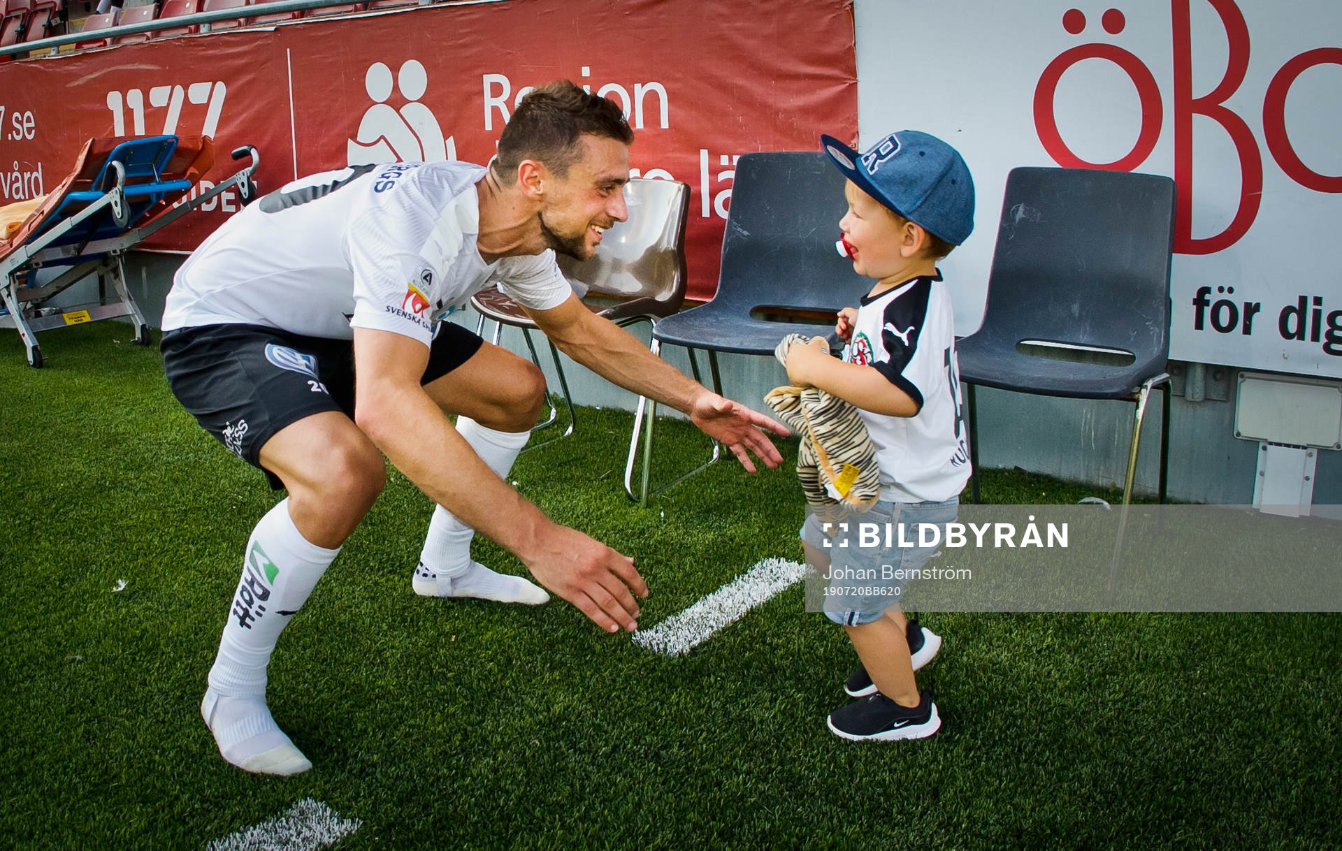 Örebros Filip Rogic jublar med sin son