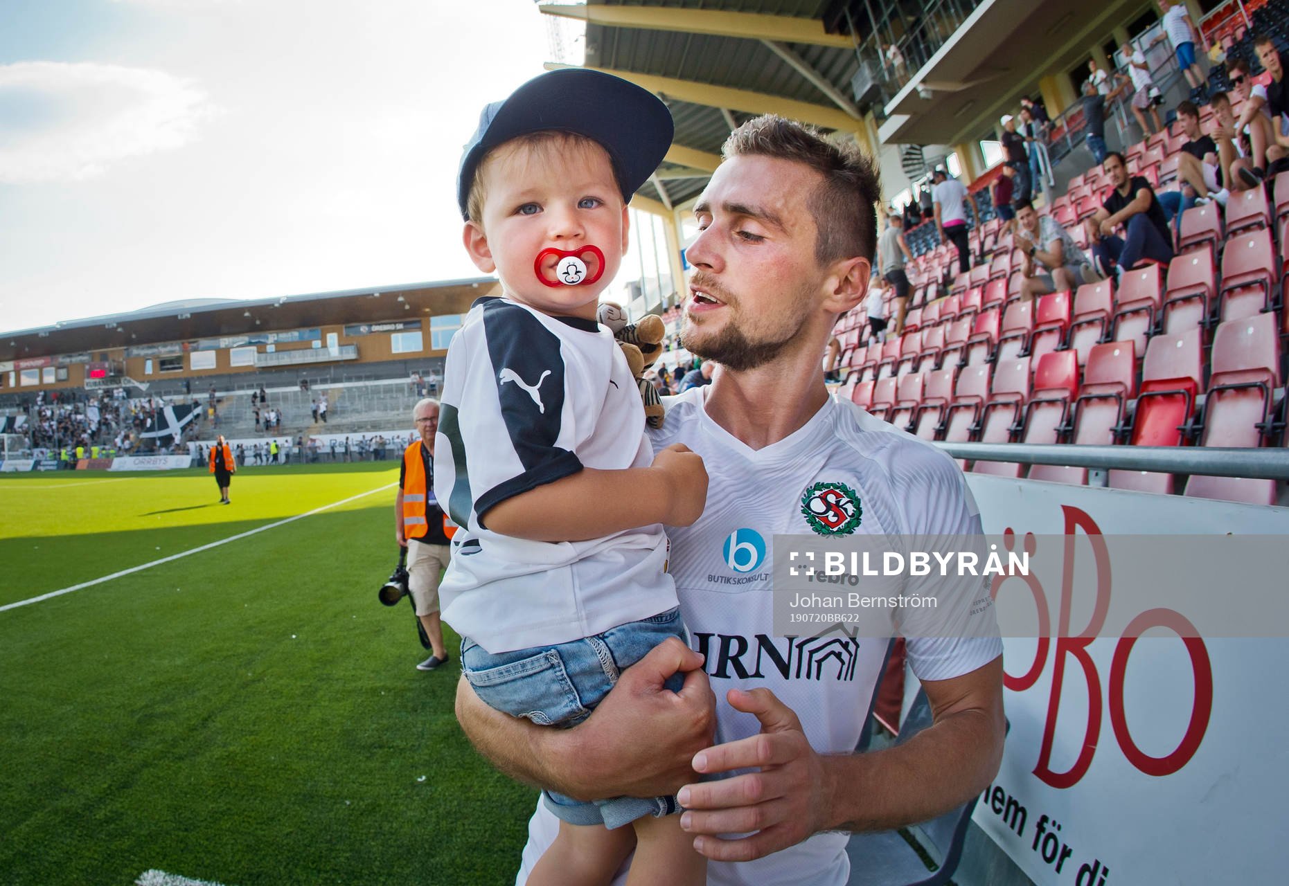 Örebros Filip Rogic jublar med sin son