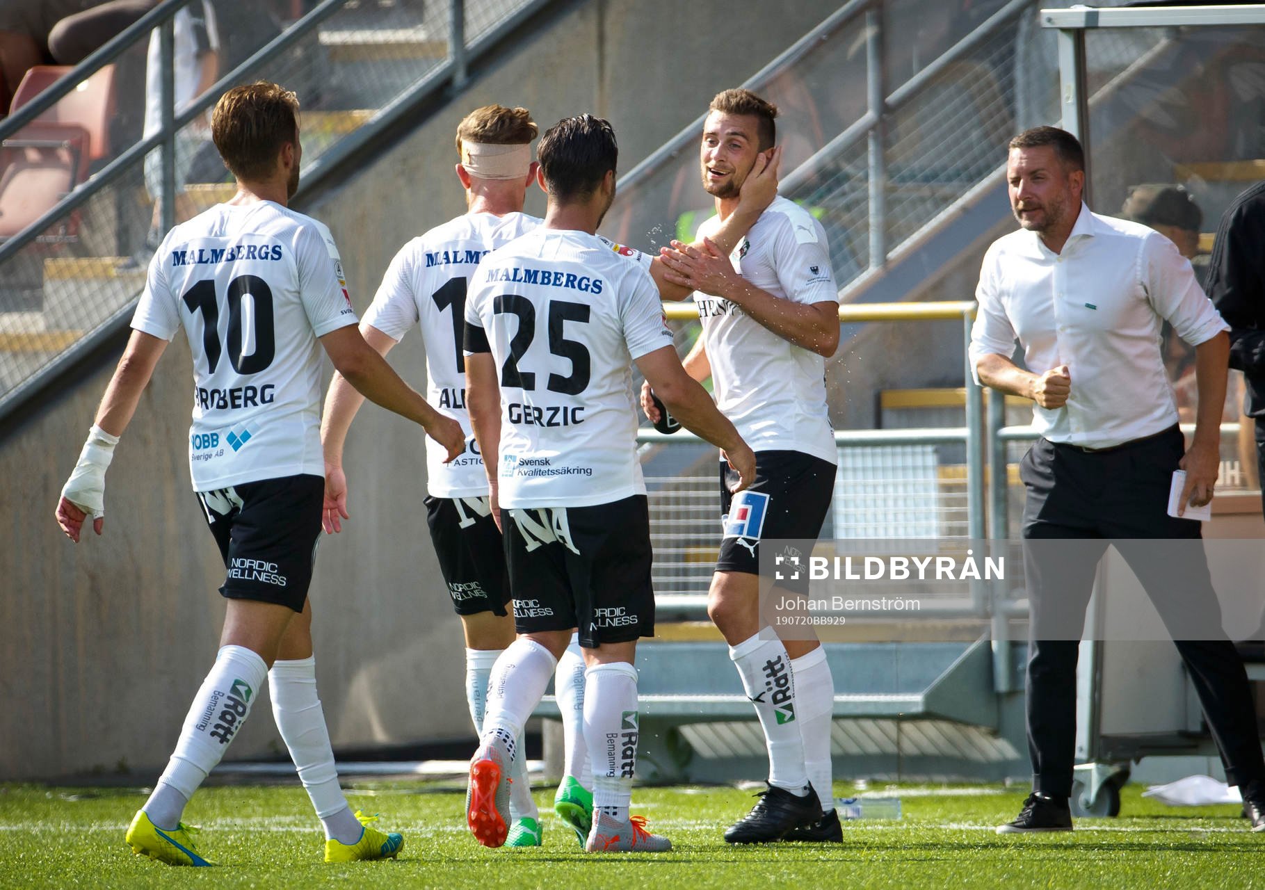 Örebros Filip Rogic gör 3-0 och jublar med Michael