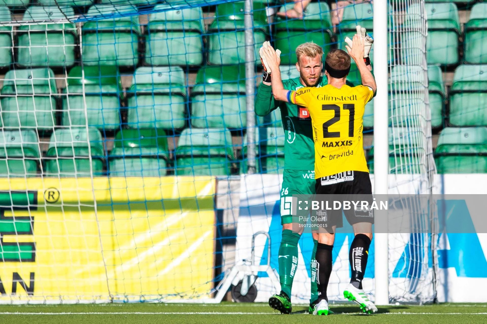 Häckens målvakt Peter Abrahamsson jublar med Rasmus Lindgren efter en räddad staff under fotbollsmatchen i allsvenskan mellan GIF Sundsvall och Häcken den 20 juli 2019 i Sundsvall. 