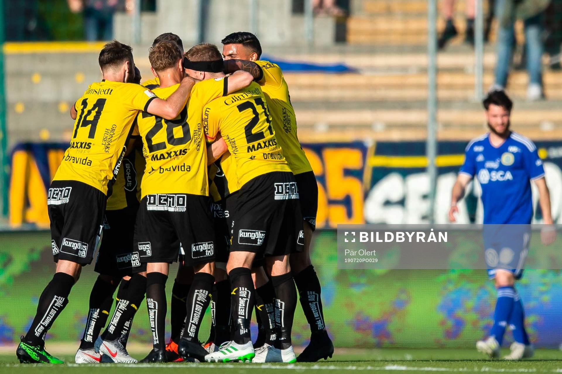 Häckens Erik Friberg jublar med lagkamrater