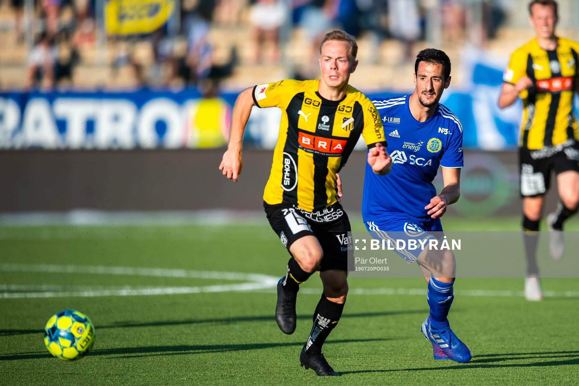 Häckens Adam Andersson och Sundsvalls Pol Moreno Sanchez