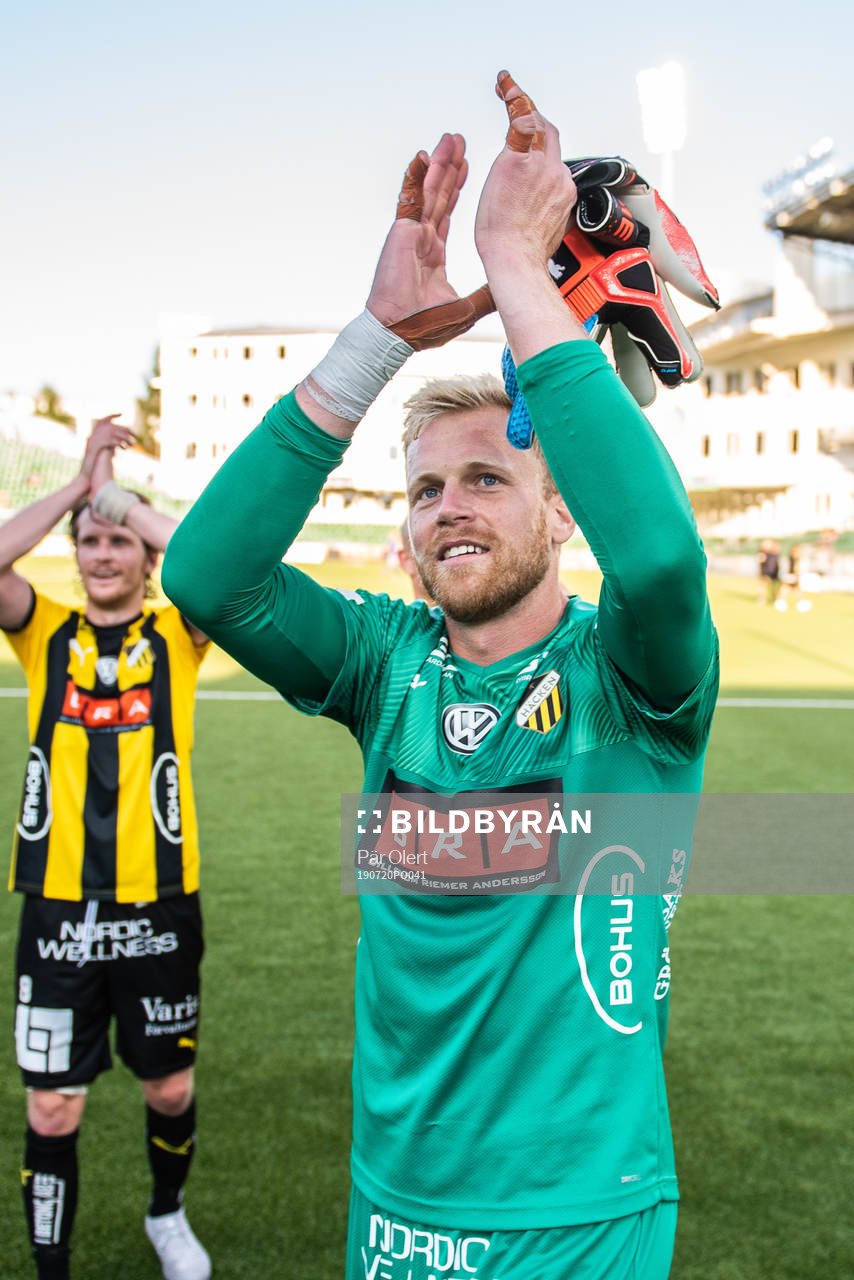 Häckens målvakt Peter Abrahamsson jublar