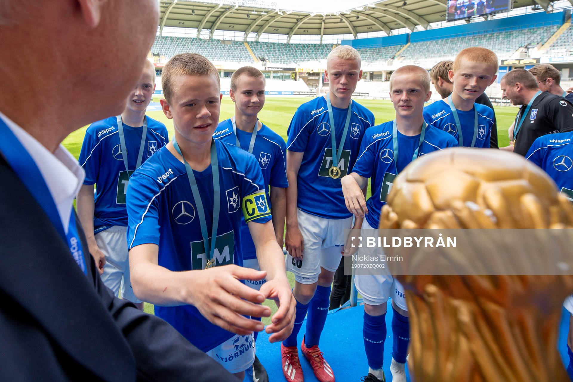 Stjarnans lagkapten får Gothia Cup pokalen