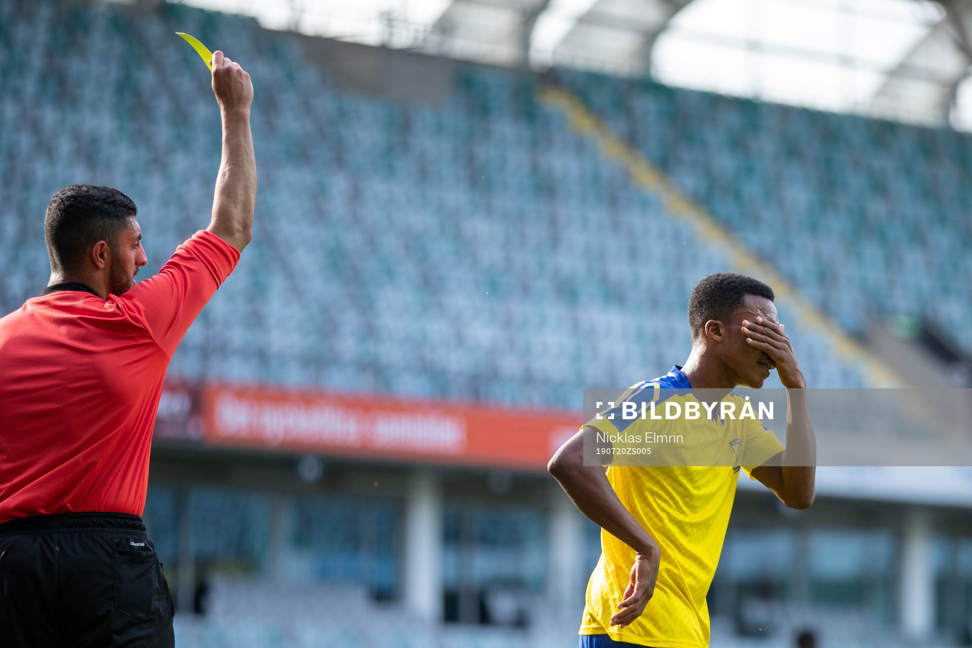 Spelare i Kharis Sports Academy få gult kort