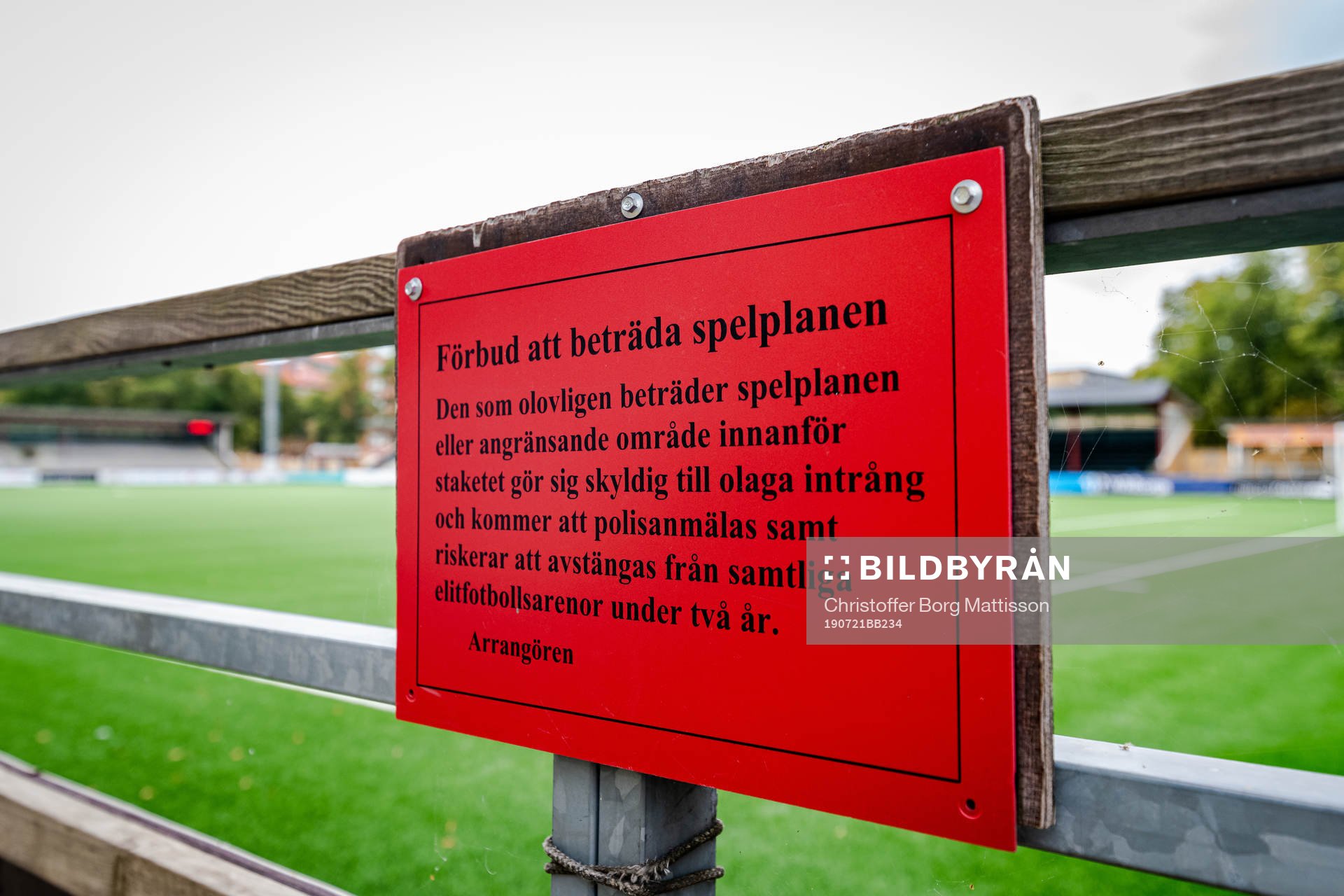 Förbudsskylt på Malmö IP inför fotbollsmatchen i Damallsvenskan mellan FC Rosengård och Växjö den 21 juli 2019 i Malmö.