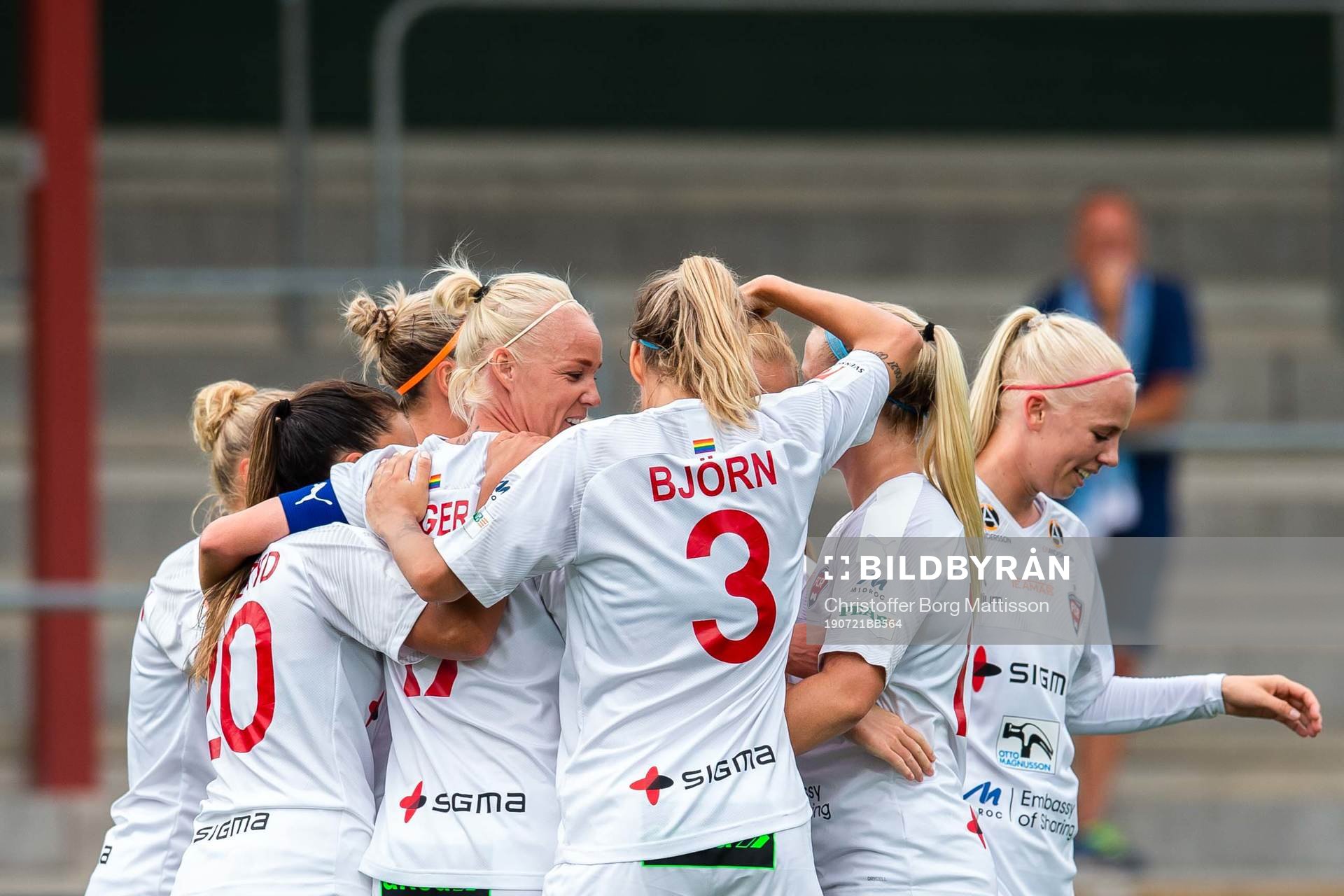 Rosengårds Glodis Perla Viggosdottir jublar med lagkamrater efter 1-0 under fotbollsmatchen i Damallsvenskan mellan FC Rosengård och Växjö den 21 juli 2019 i Malmö.