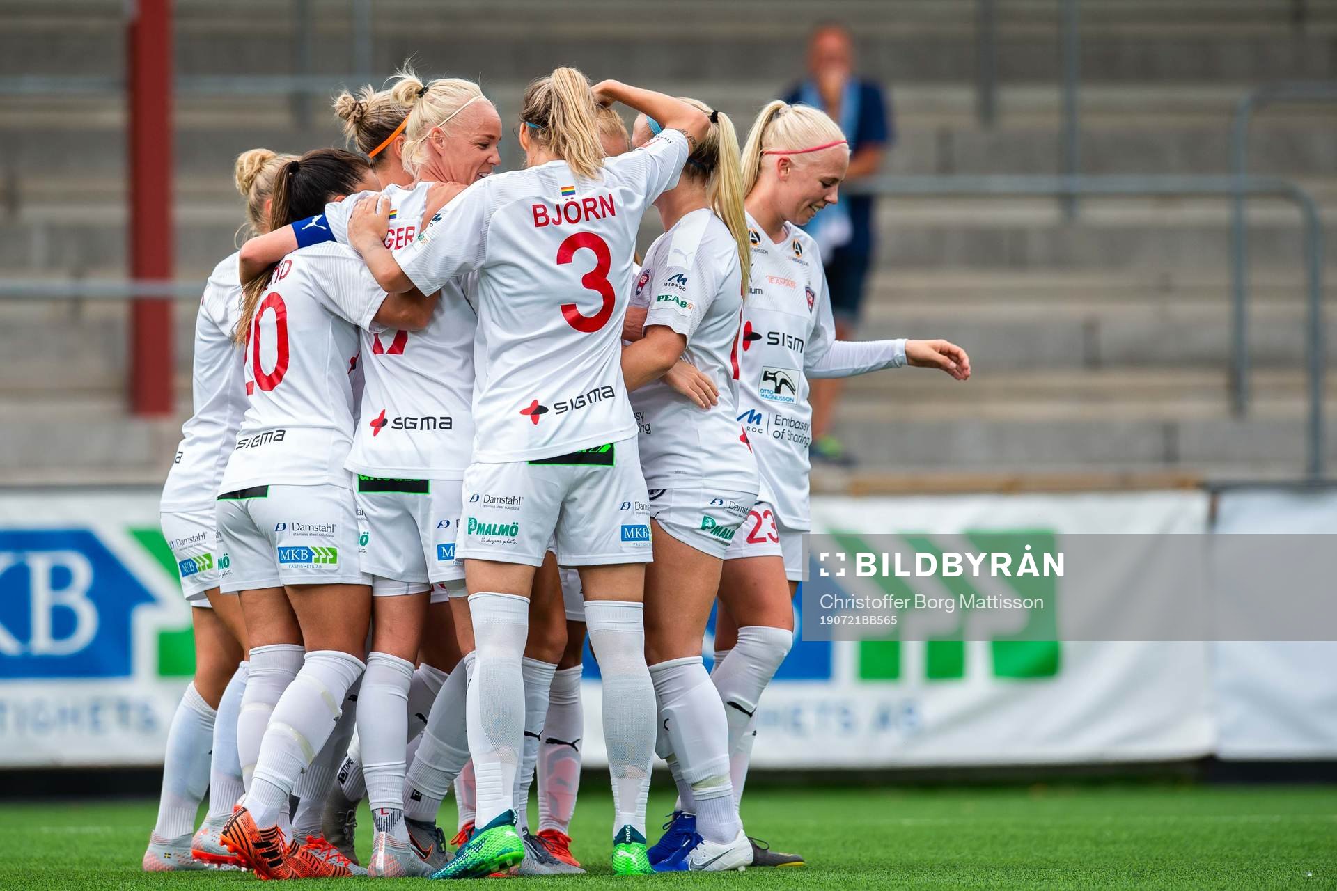 Rosengårds Glodis Perla Viggosdottir jublar med lagkamrater