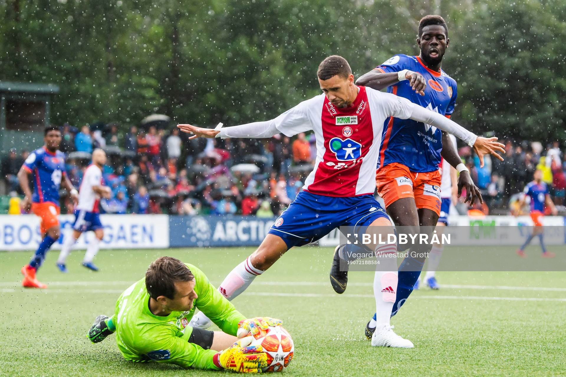 Goalkeeper Knut-André Søyland Skjærstein and Emmanuel