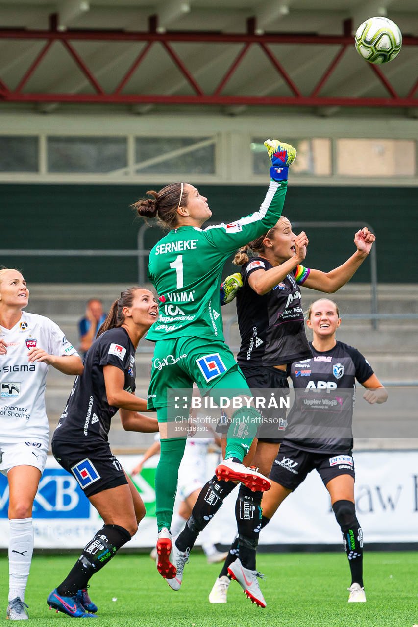 Växjös målvakt Erin Katrina McLeod boxar bort bollen under fotbollsmatchen i Damallsvenskan mellan FC Rosengård och Växjö den 21 juli 2019 i Malmö.