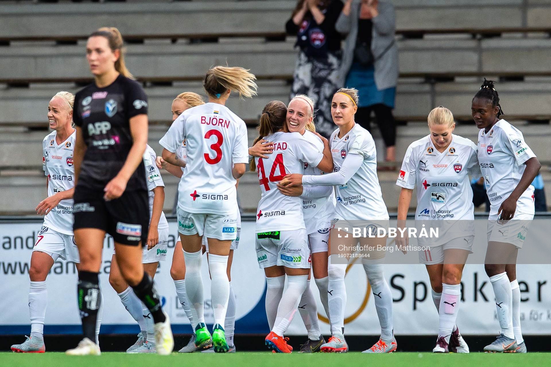 Rosengårds Sofie Svava jublar med lagkamrater