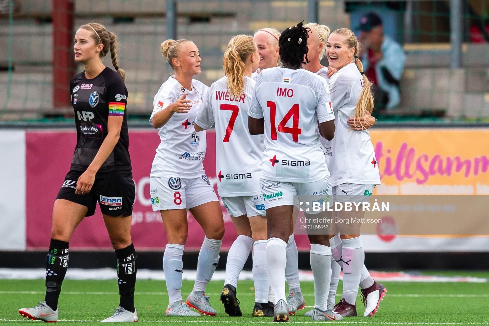 Rosengårds Caroline Seger jublar med lagkamrater efter 5-0 under fotbollsmatchen i Damallsvenskan mellan FC Rosengård och Växjö den 21 juli 2019 i Malmö.