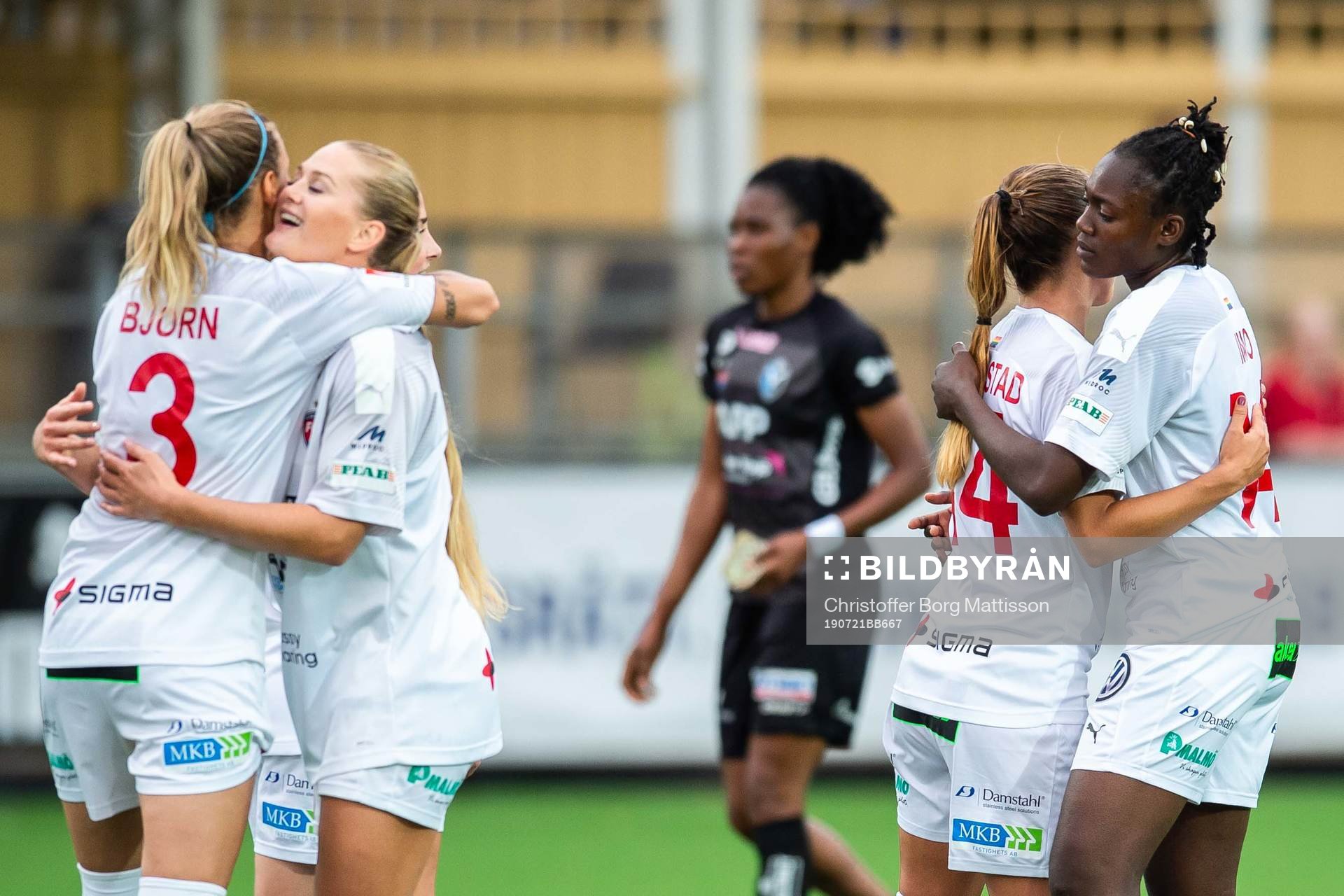 Rosengårds spelare jublar efter fotbollsmatchen i Damallsvenskan mellan FC Rosengård och Växjö den 21 juli 2019 i Malmö.