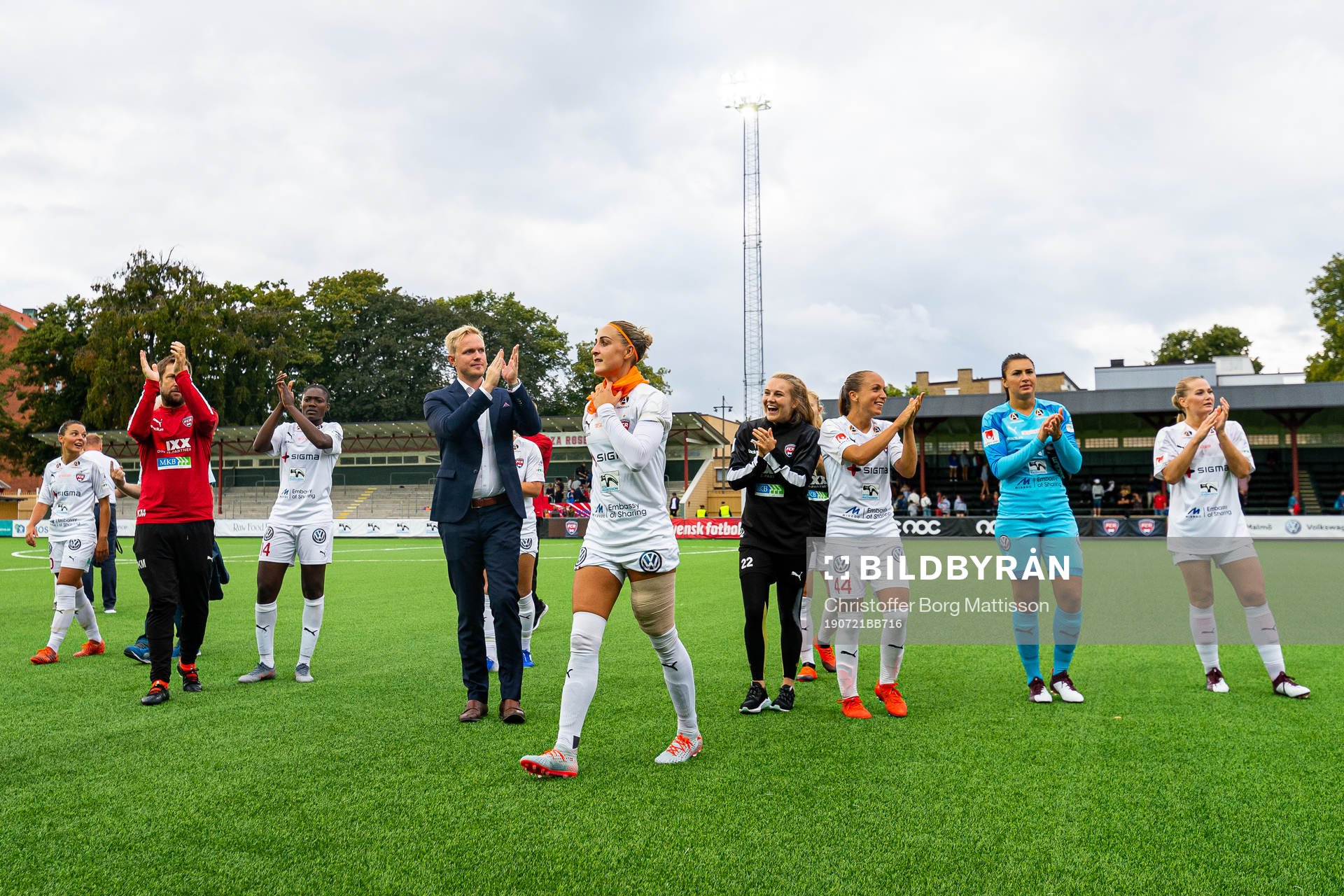 Rosengårds tränare Jonas Eidevall och spelare tackar