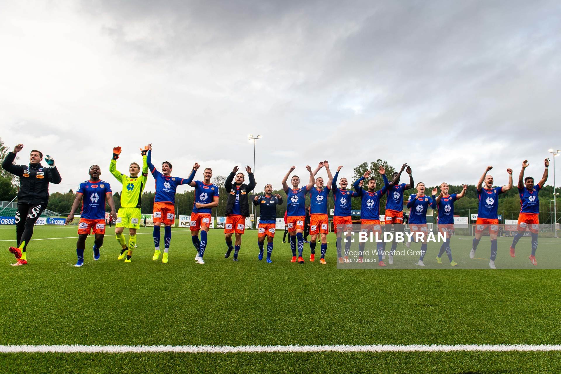 Izunna Uzochukwu, goalkeeper Andreas Lie, Sondre Brunstad Fet, Hólmbert Aron Fridjónsson, Oddbjørn Lie, Jernade Meade, Jonas Grønner, Torbjørn Agdestein, David Kristjan Olafsson, Kaj Ramsteijn, Pape Habib Gueye, Daníel Grétarsson, Jørgen Hatlehol, Aron Elís Thrándarson and Erikson Spinola Lima of Aalesund celebrate after the OBOS-ligaen football match between KFUM and Aalesund on July 21, 2019 in Oslo.