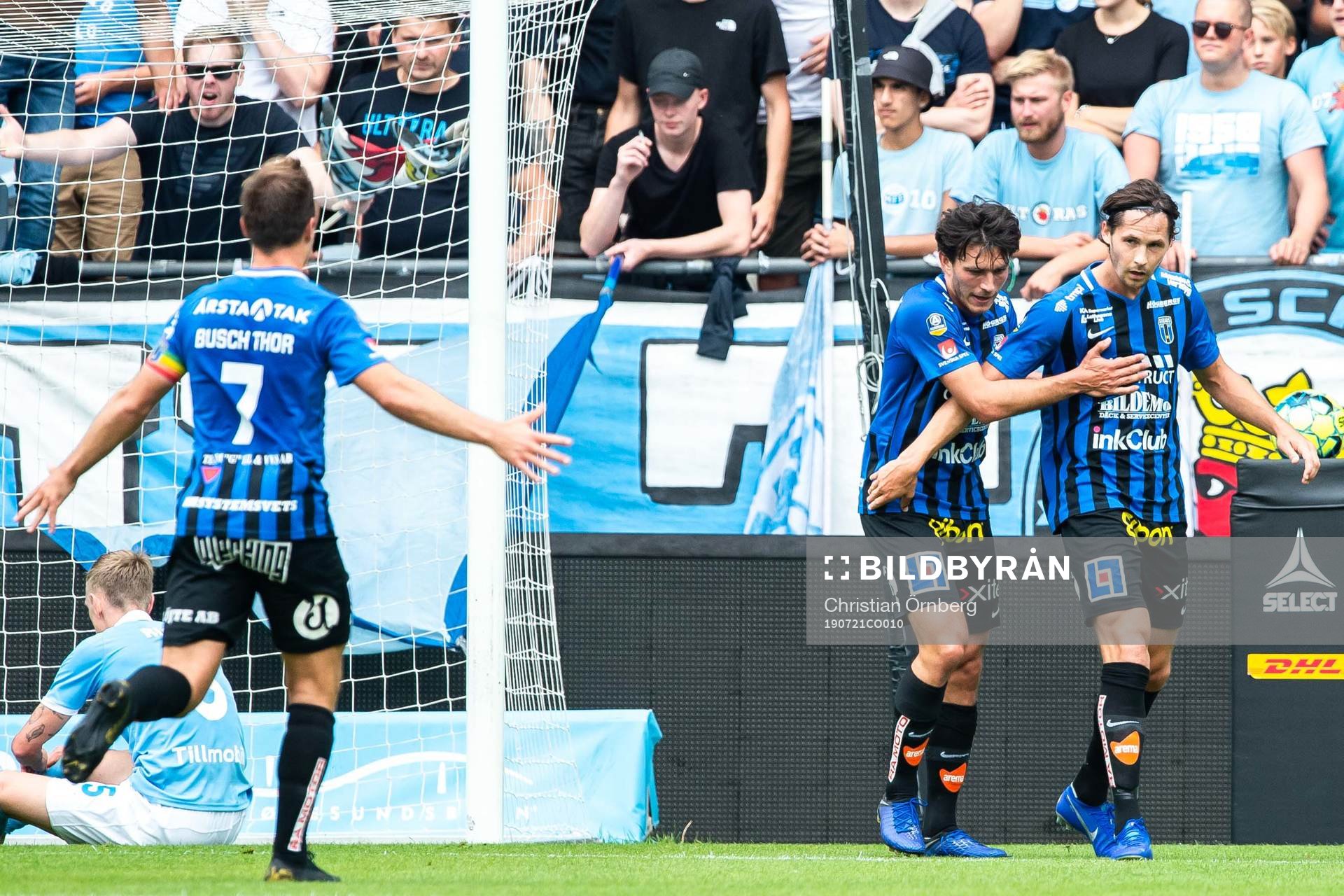 Sirius Philip Haglund jublar med lagkamrater
