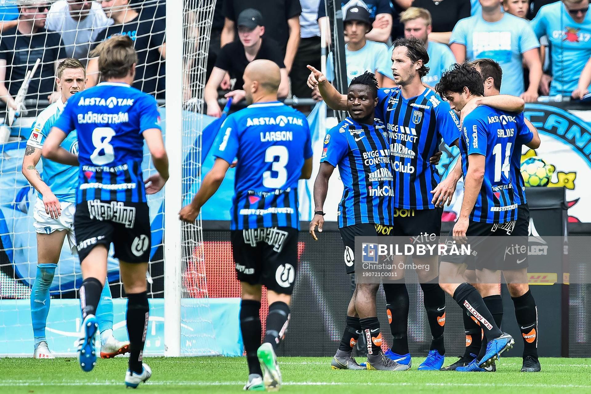 Sirius Philip Haglund jublar med lagkamrater