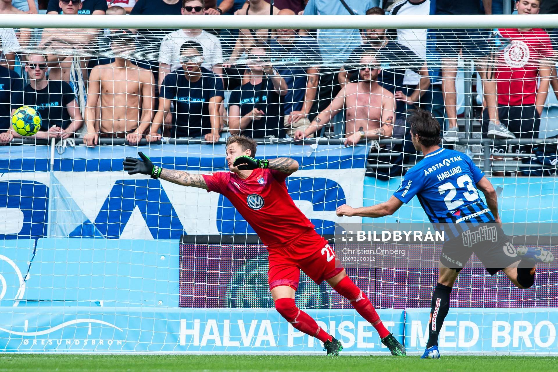 Sirius Philip Haglund gör 0-1 bakom Malmö FFs målvakt