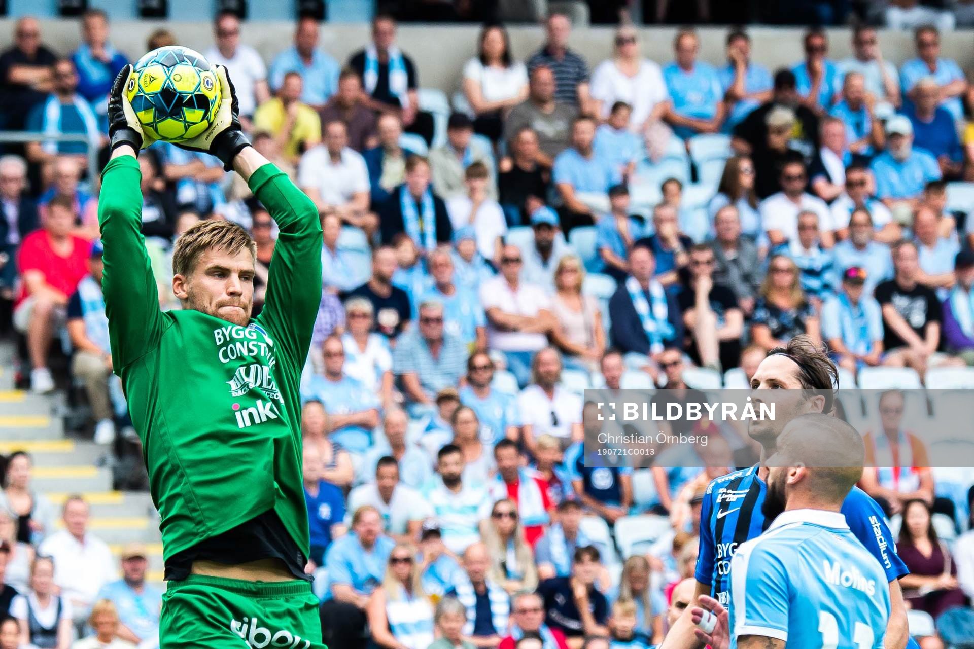 Sirius målvakt Lukas Jonsson med en räddning