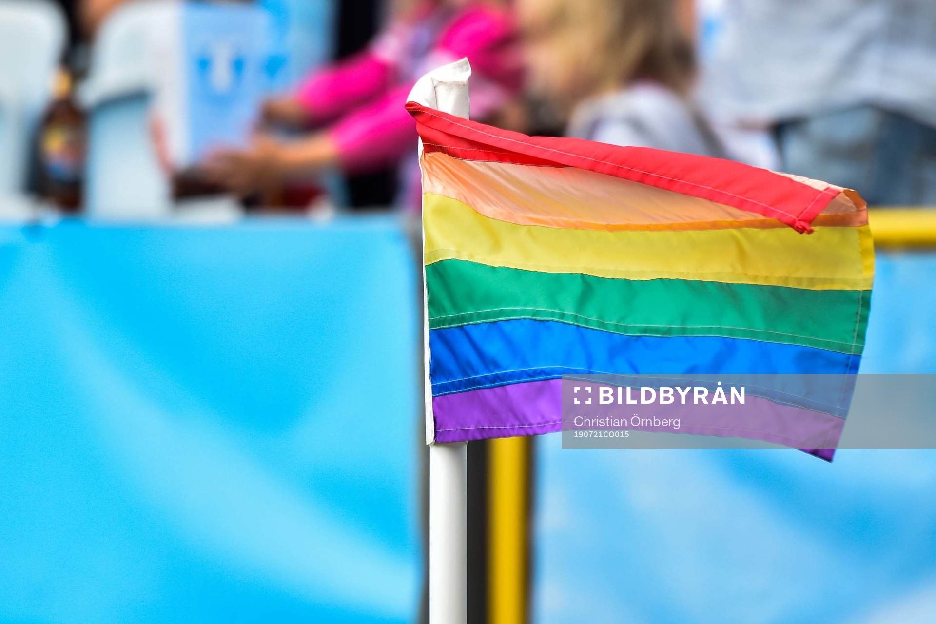 En hörnflagga med prideflaggan