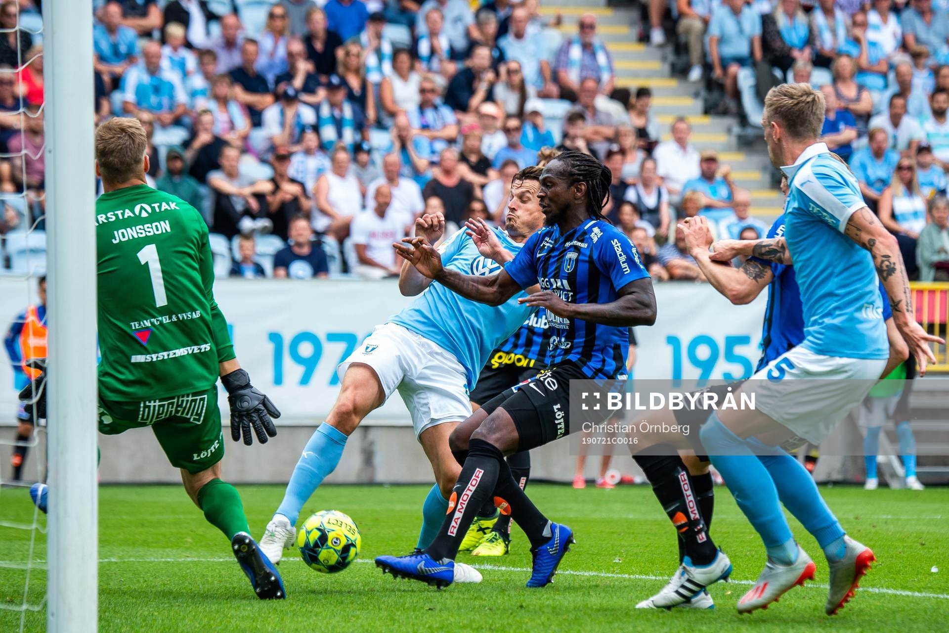 Malmö FFs Markus Rosenberg mot Sirius målvakt Lukas