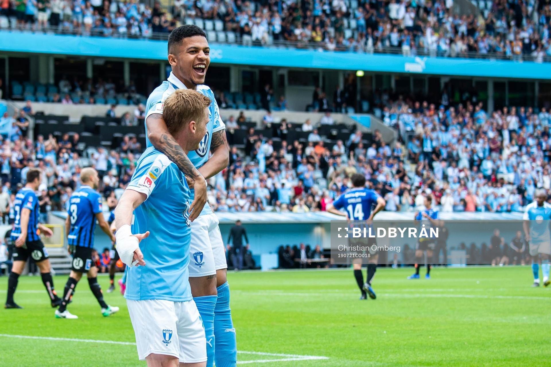 Malmö FFs Anders Christiansen jublar med Romain Gall efter 1-1 under fotbollsmatchen i Allsvenskan mellan Malmö FF och Sirius den 21 juli 2019 i Malmö.
