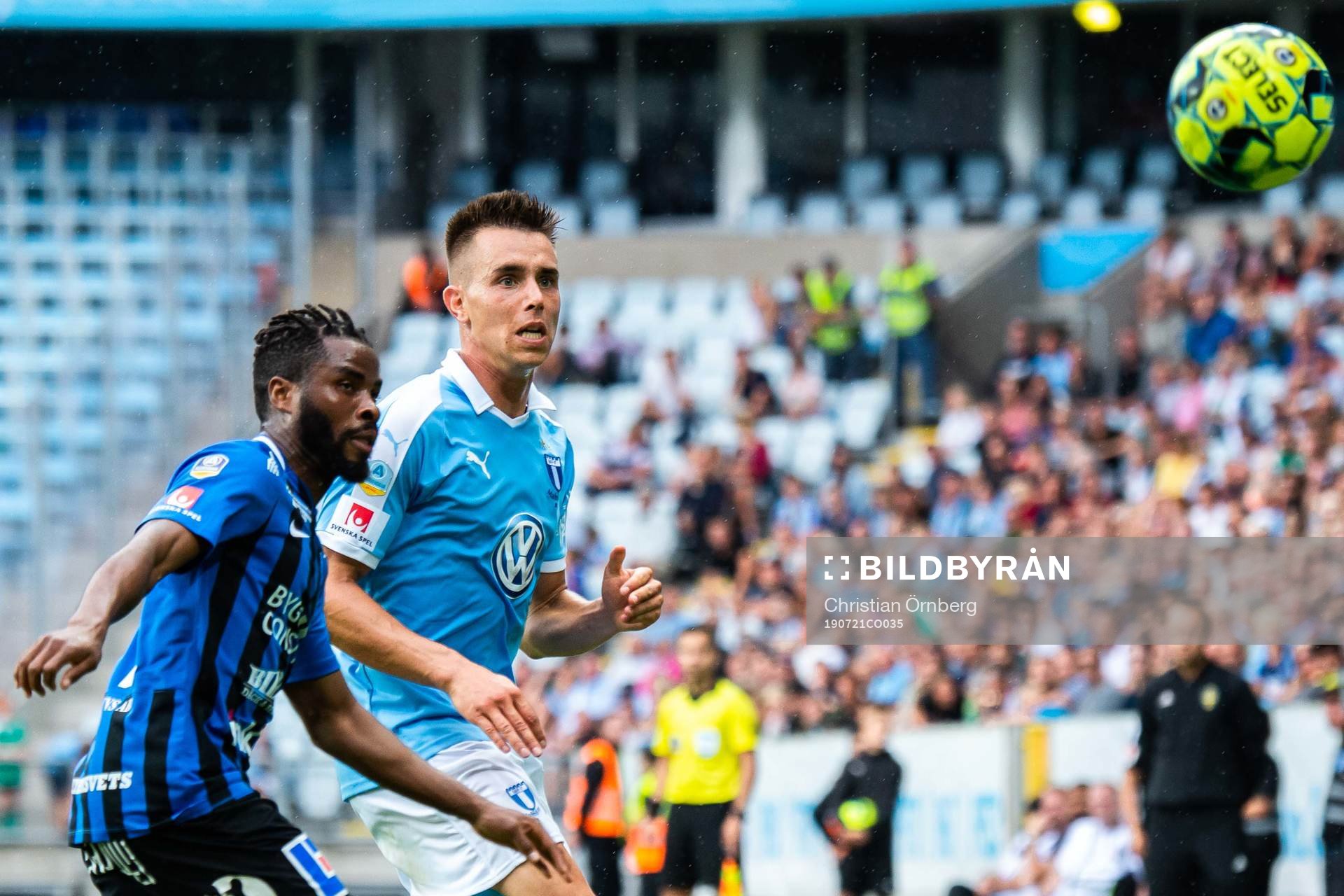 Malmö FFs Jonas Knudsen och Sirius John Junior Igbarumah under fotbollsmatchen i Allsvenskan mellan Malmö FF och Sirius den 21 juli 2019 i Malmö.