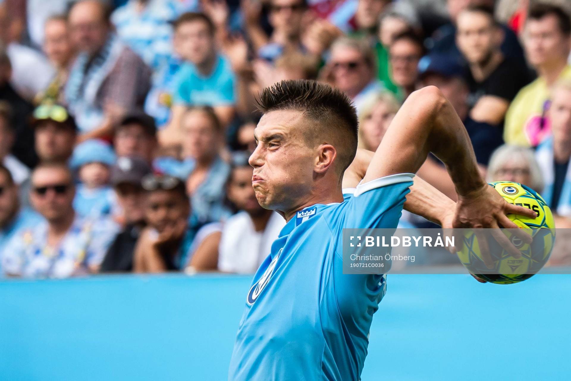 Malmö FFs Jonas Knudsen med ett inkast