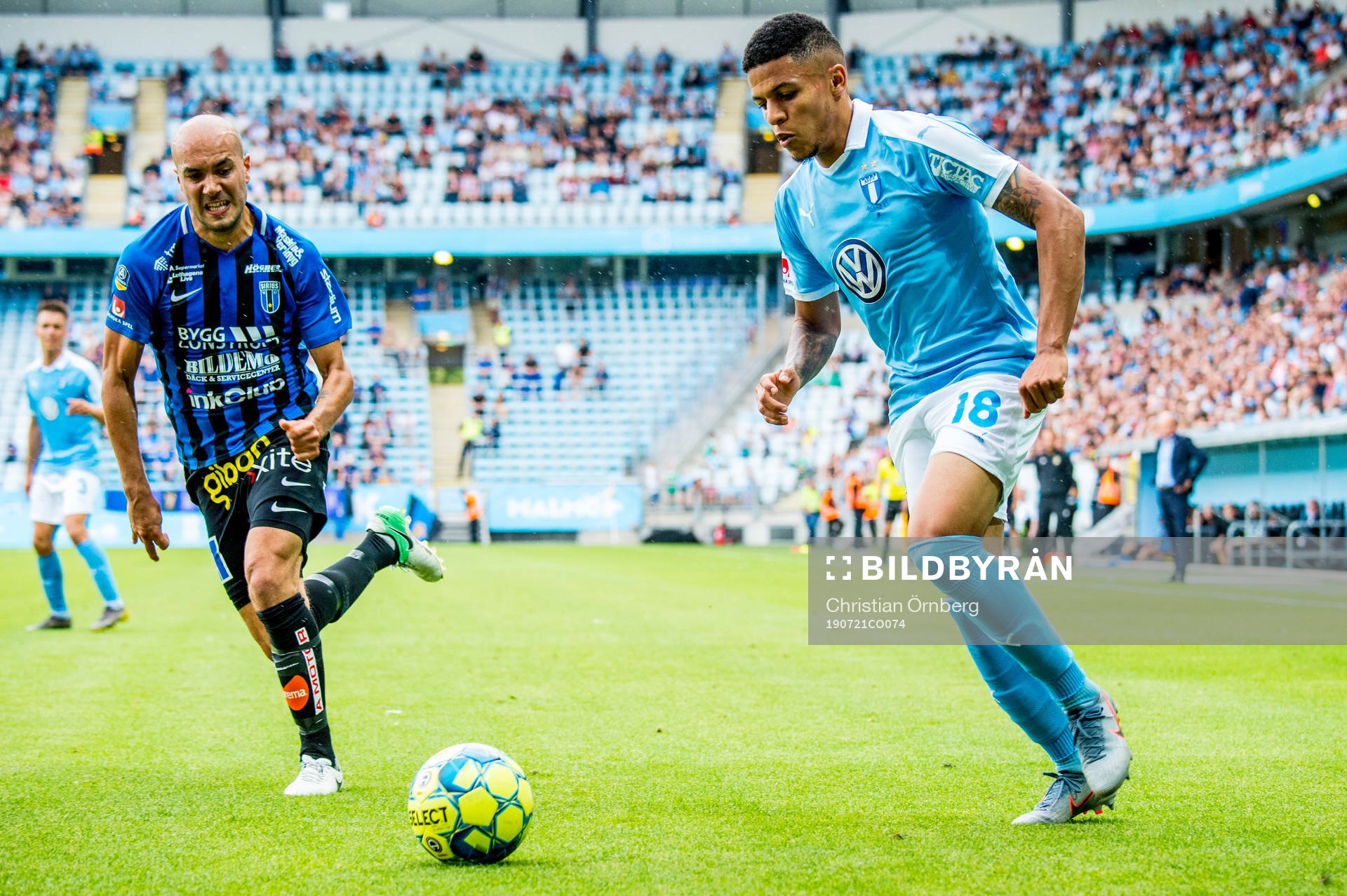 Malmö FFs Romain Gall mot Sirius Karl Larson under fotbollsmatchen i Allsvenskan mellan Malmö FF och Sirius den 21 juli 2019 i Malmö.