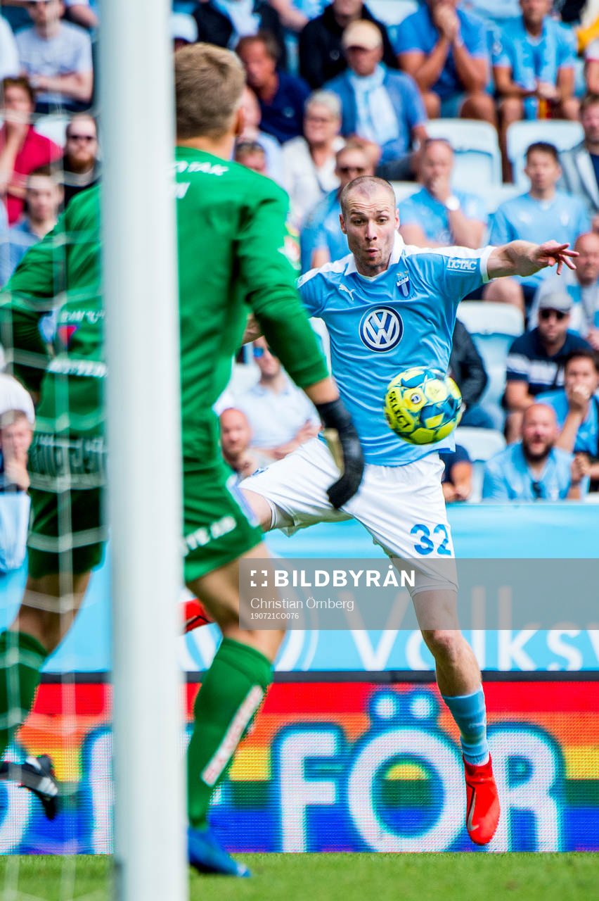Malmö FFs Jo Inge Berget mot Sirius målvakt Lukas Jonsson under fotbollsmatchen i Allsvenskan mellan Malmö FF och Sirius den 21 juli 2019 i Malmö.
