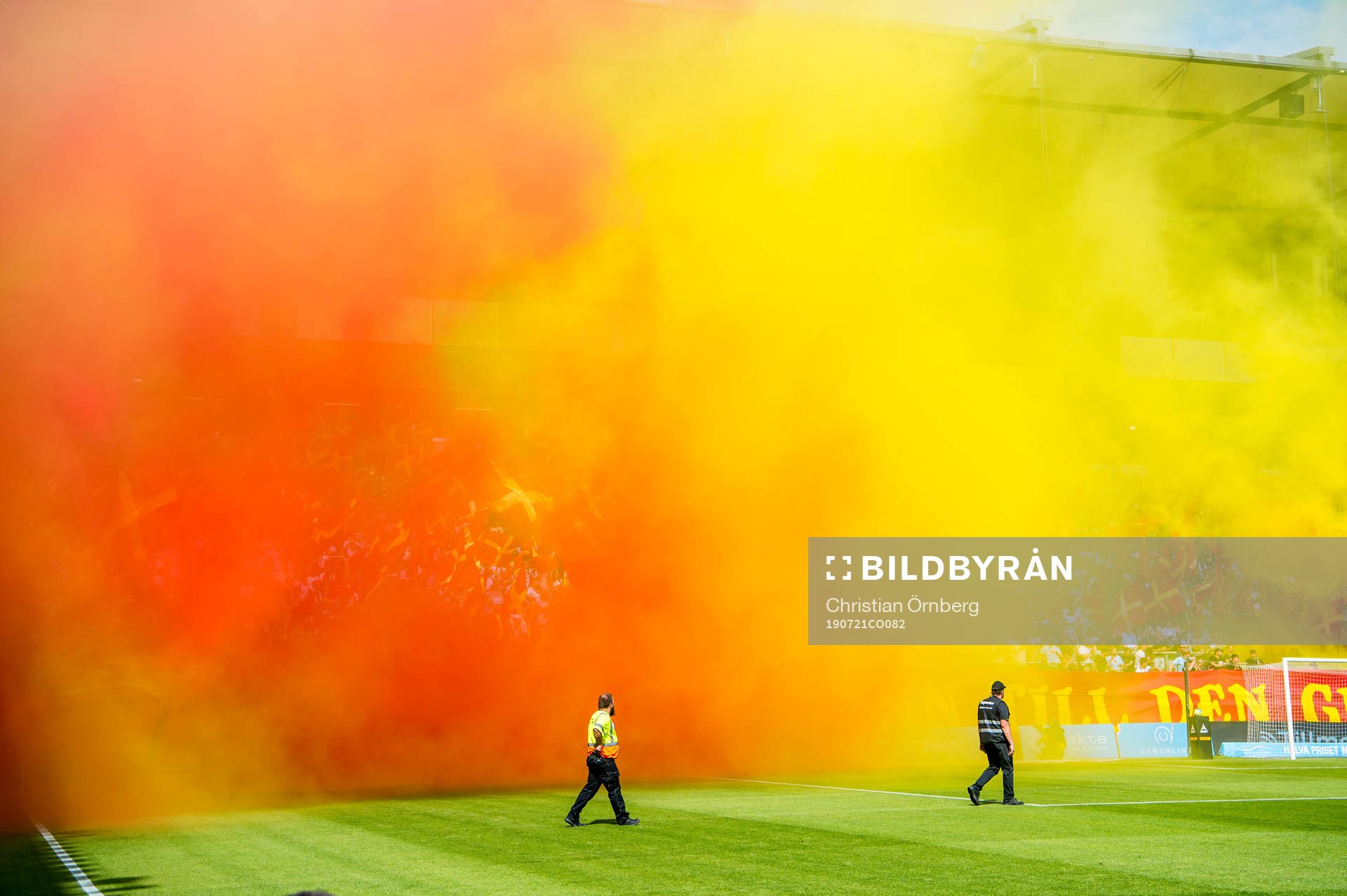 Malmö FFs supportrar tände röda och gula bengaler innan