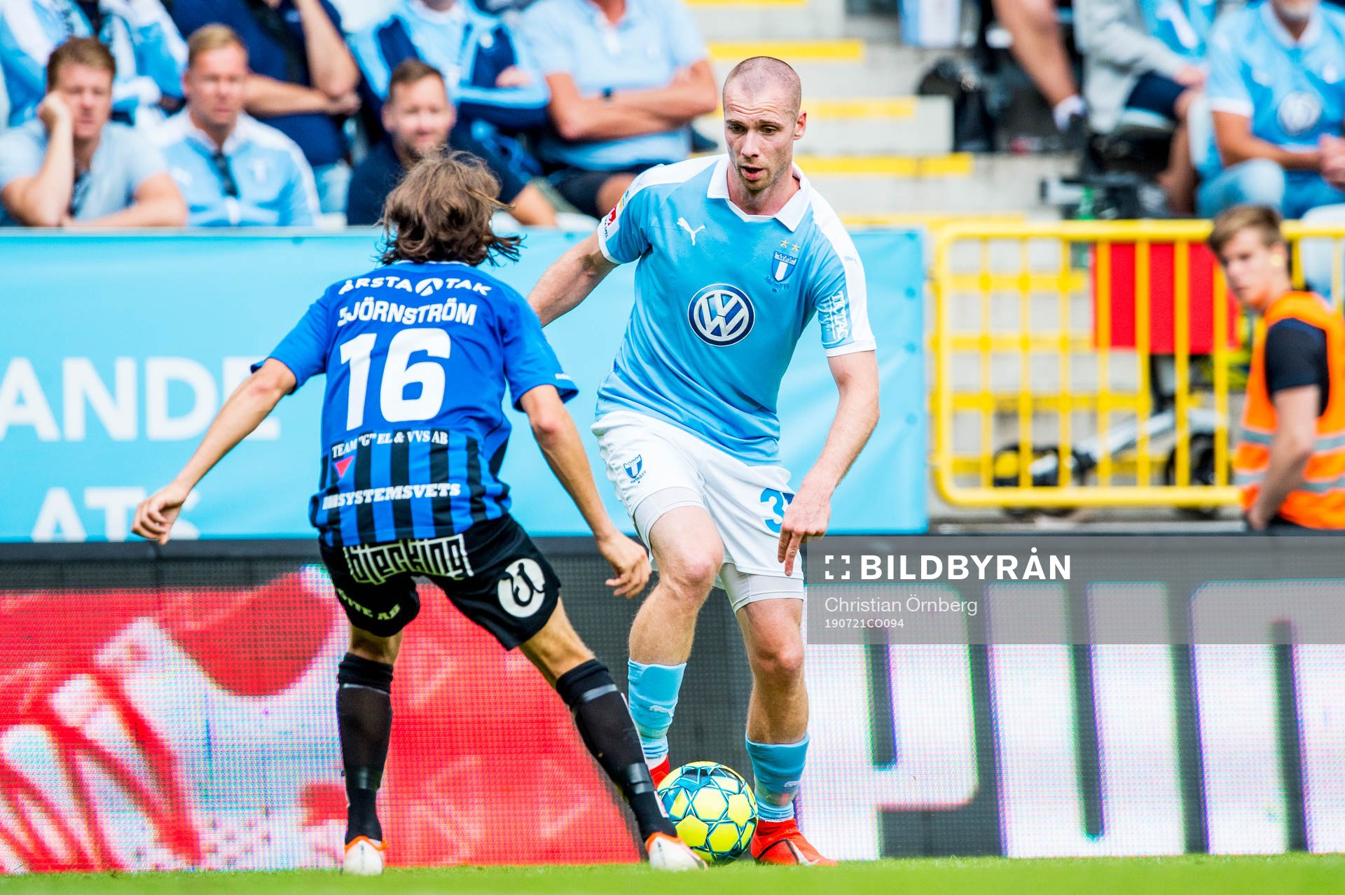 Malmö FFs Jo Inge Berget mot Sirius Axel Björnström under fotbollsmatchen i Allsvenskan mellan Malmö FF och Sirius den 21 juli 2019 i Malmö.