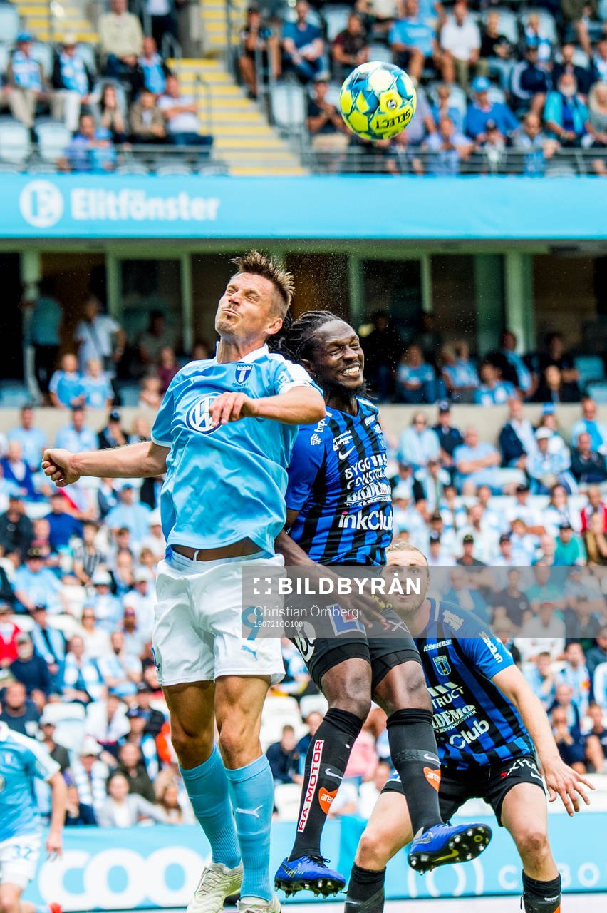 Malmö FFs Markus Rosenberg i duell med Sirius Kebba Ceesay under fotbollsmatchen i Allsvenskan mellan Malmö FF och Sirius den 21 juli 2019 i Malmö.