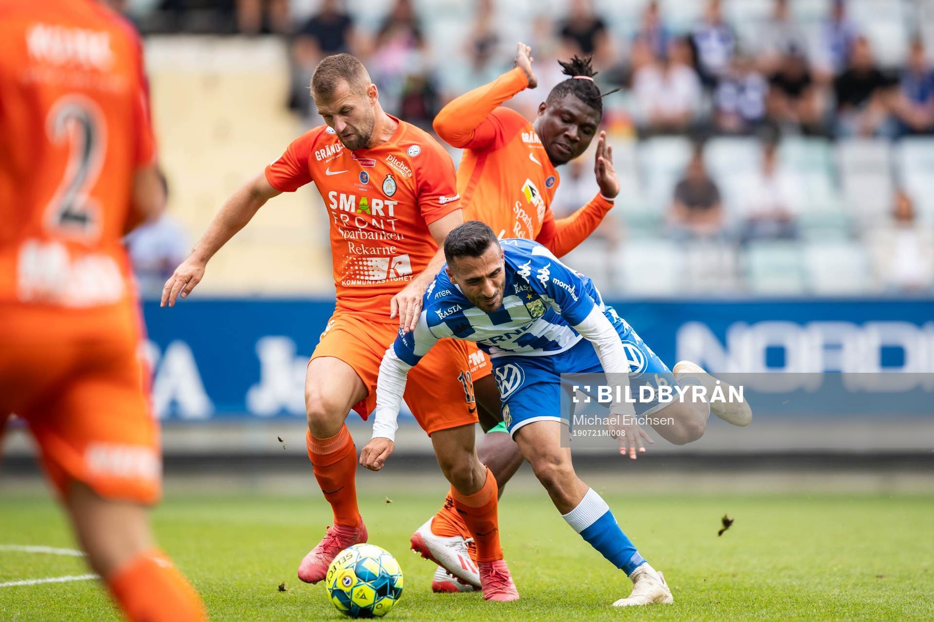 AFC Eskilstunas Mehmed Dresevic och IFK Göteborgs Sargon Abraham under fotbollsmatchen i allsvenskan mellan IFK Göteborg och AFC Eskilstuna den 21 juli 2019 i Göteborg.
