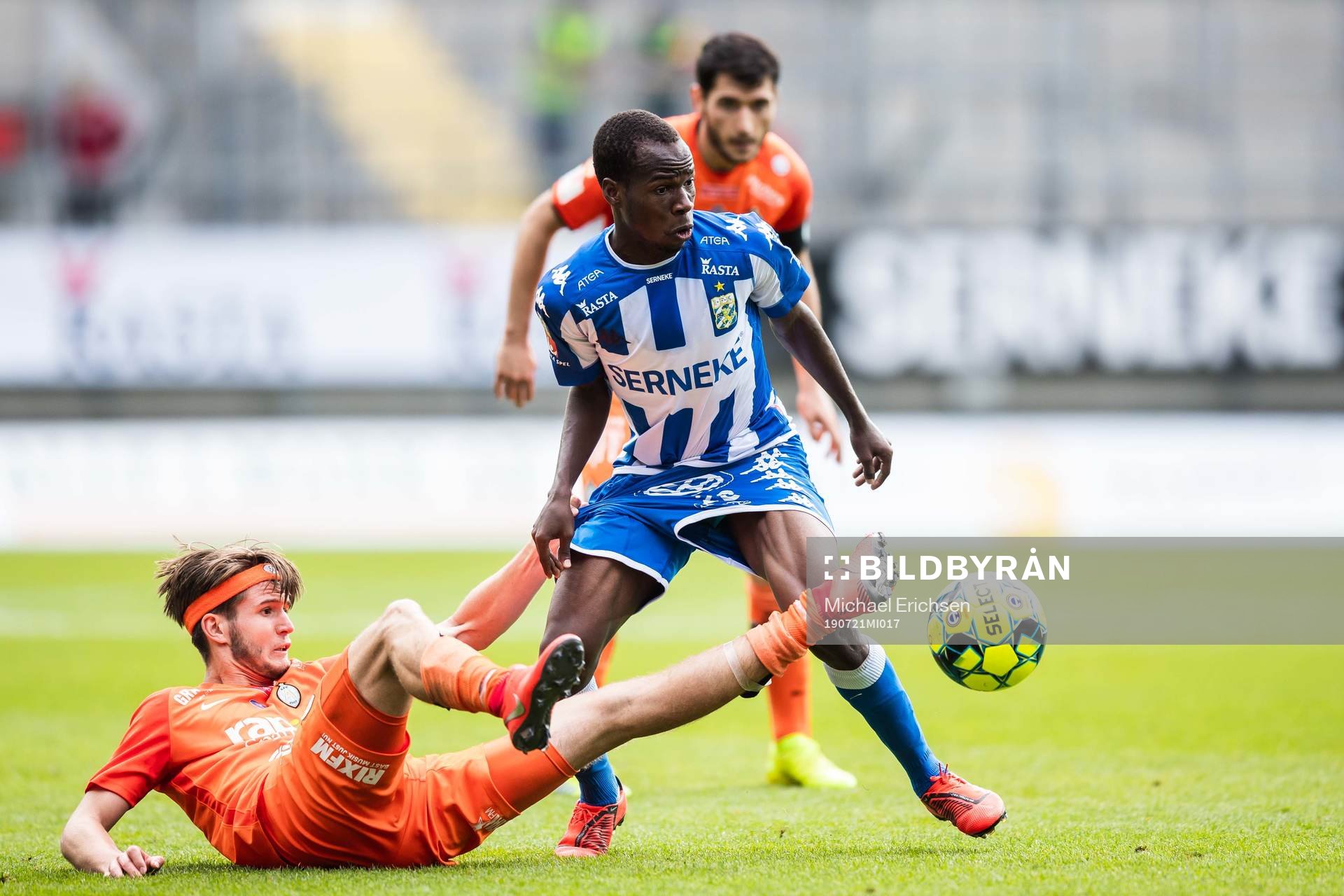 AFC Eskilstunas Wilhelm Loeper mot IFK Göteborgs Alhassan