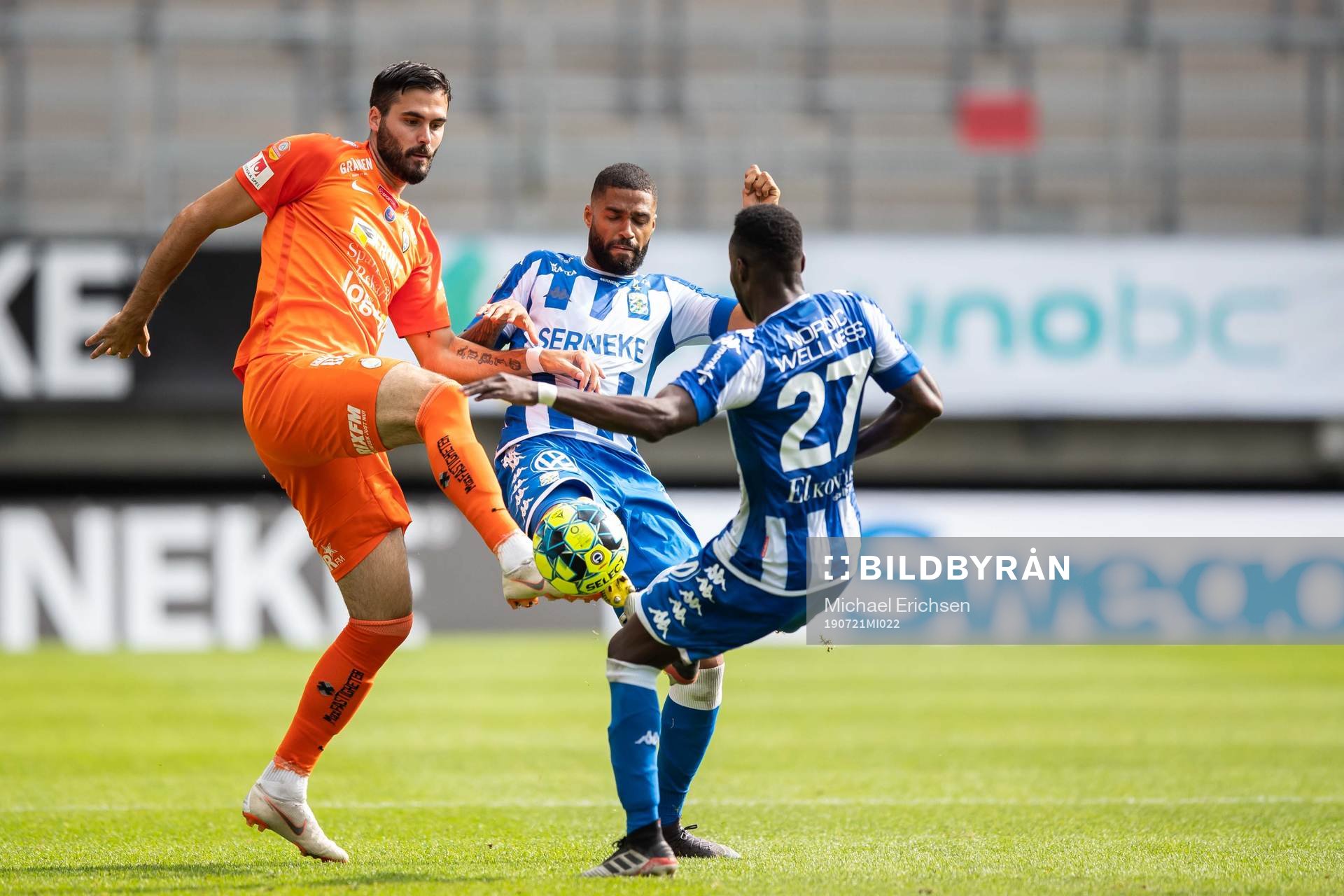 AFC Eskilstunas Denni Avdic mot IFK Göteborgs Kristopher Da Graca och Nzuzi Toko under fotbollsmatchen i allsvenskan mellan IFK Göteborg och AFC Eskilstuna den 21 juli 2019 i Göteborg.