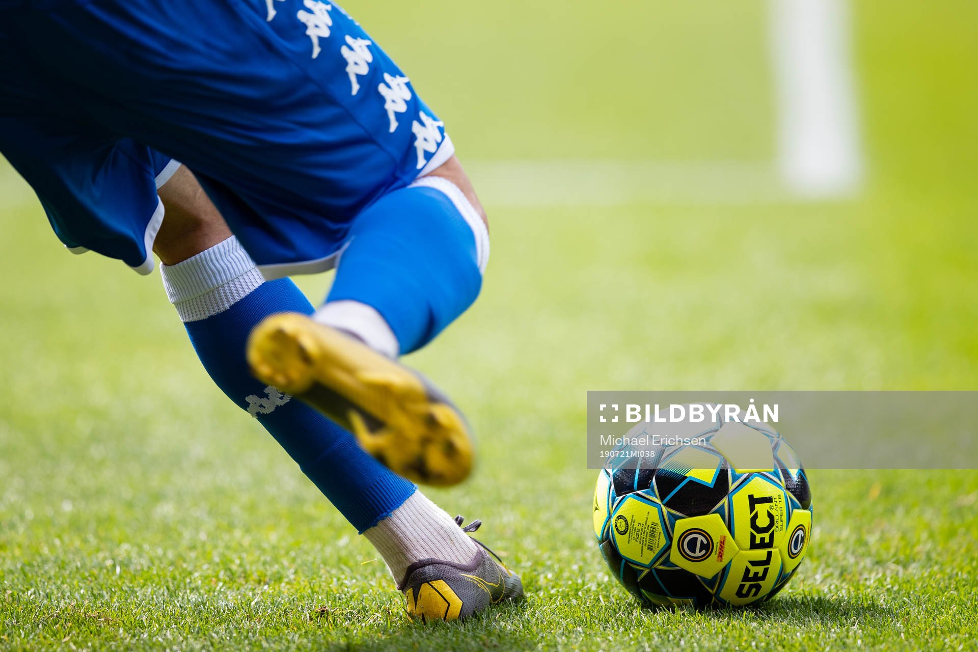 IFK Göteborgs Giorgi Kharaishvili slår en frispark