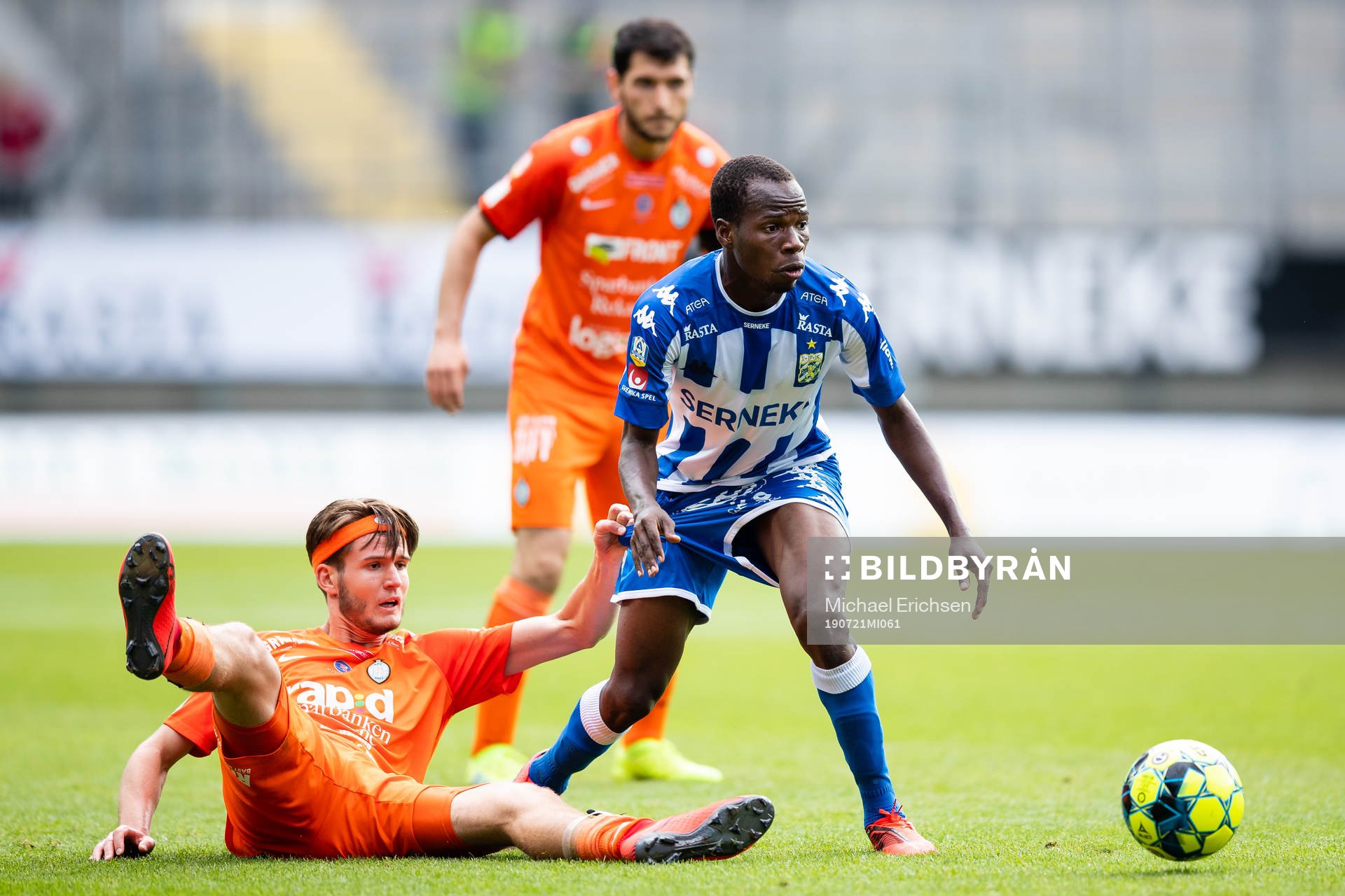 AFC Eskilstunas Wilhelm Loeper och IFK Göteborgs Alhassan