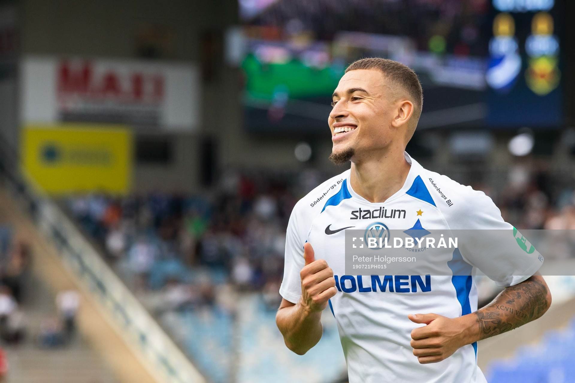IFK Norrköpings Jordan Larsson jublar